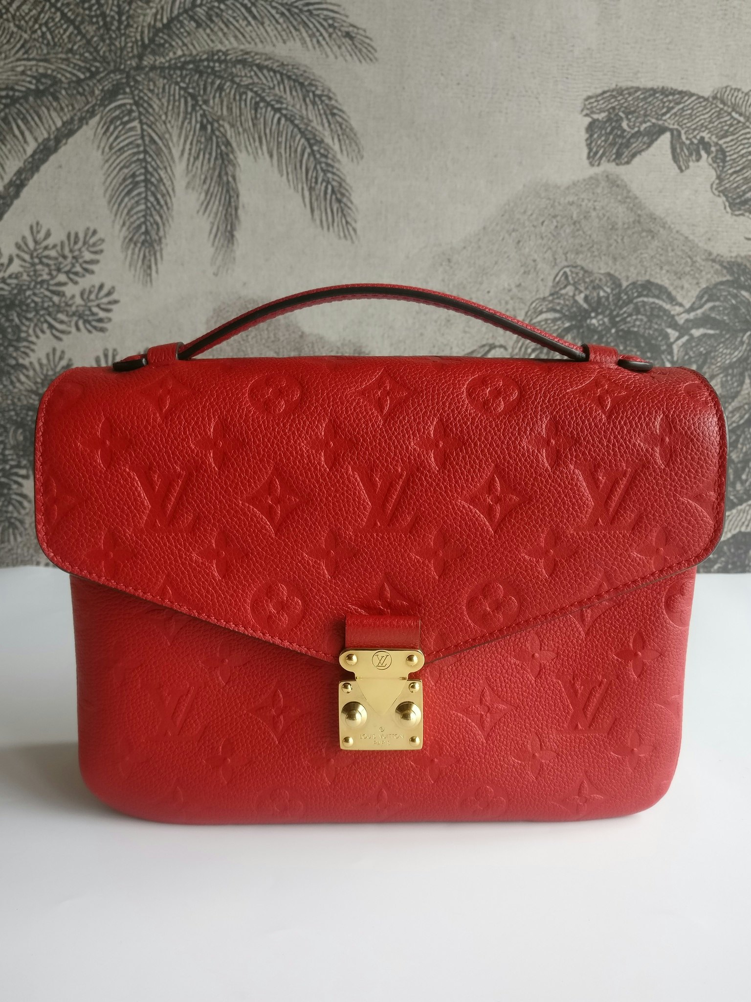 Louis Vuitton Pochette Metis empreinte cherry