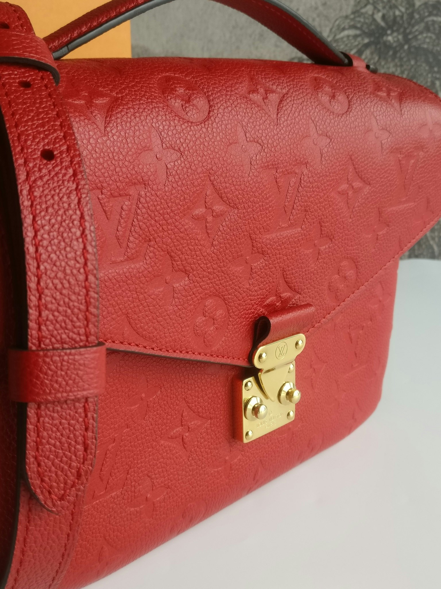 Louis Vuitton Pochette Metis empreinte cherry