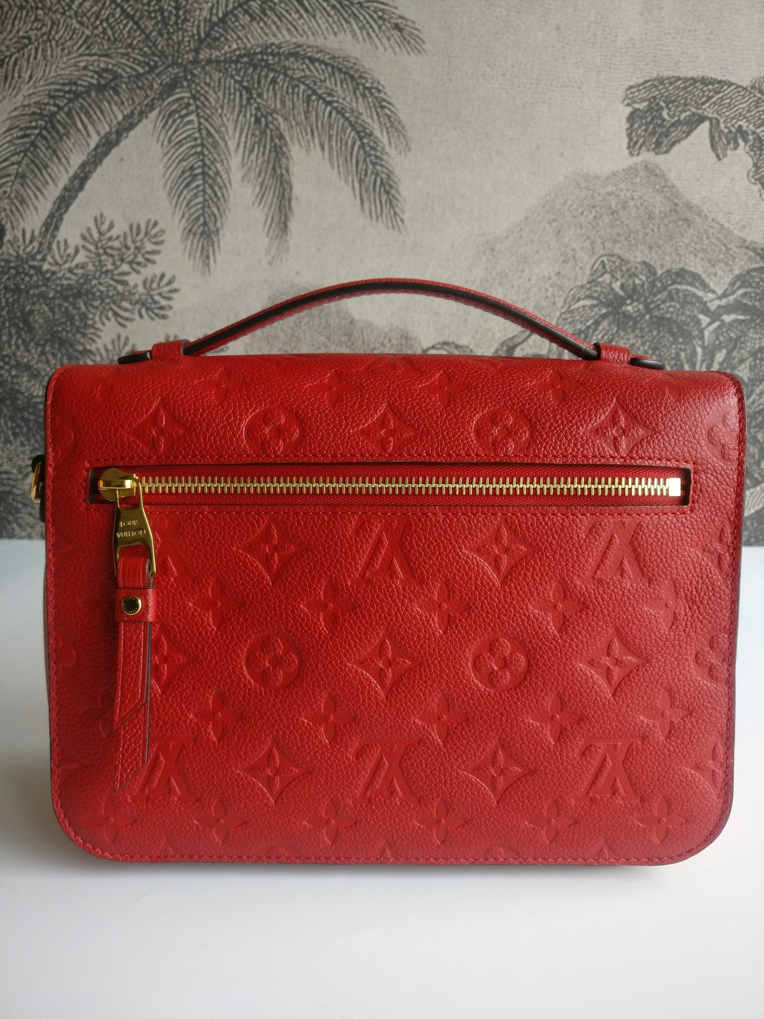 Louis Vuitton Pochette Metis empreinte cherry