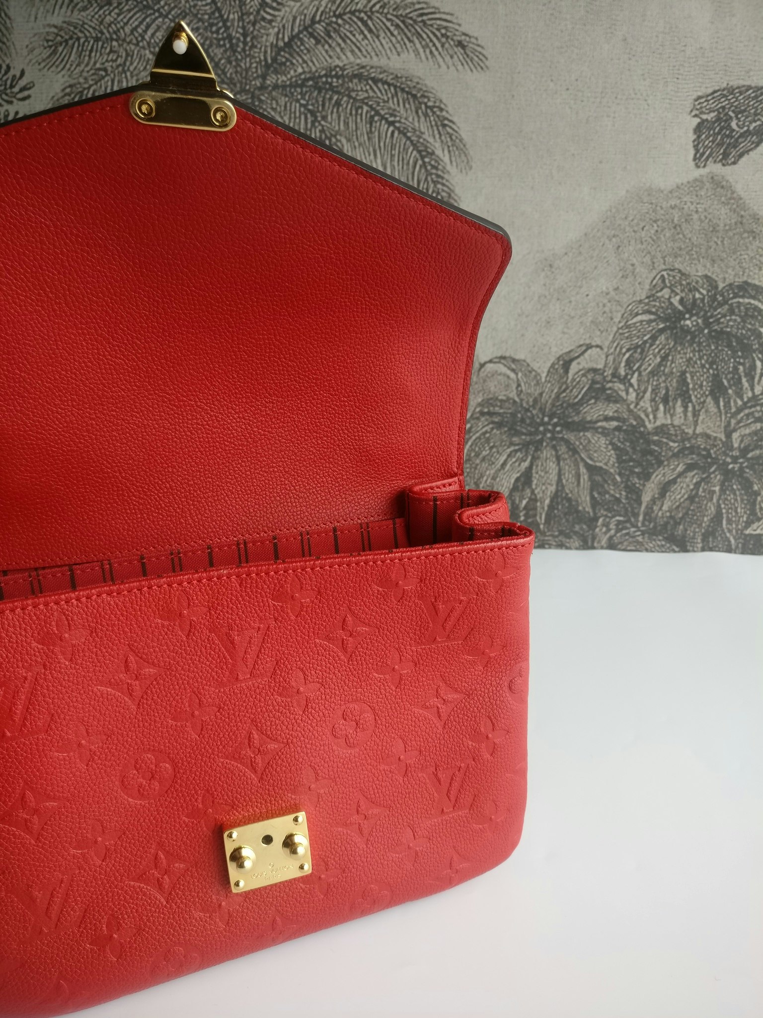 Louis Vuitton Pochette Metis empreinte cherry