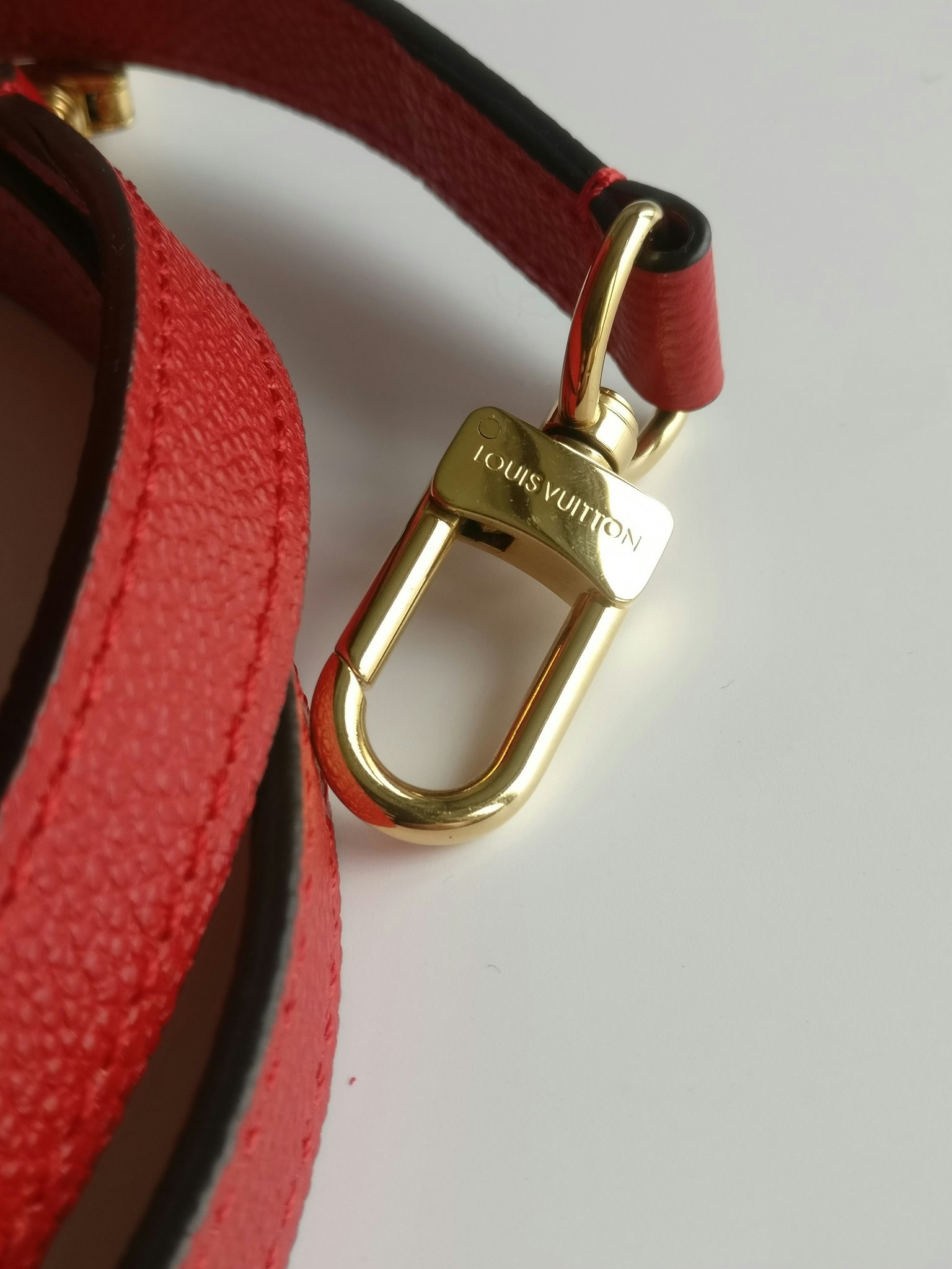 Louis Vuitton Pochette Metis empreinte cherry