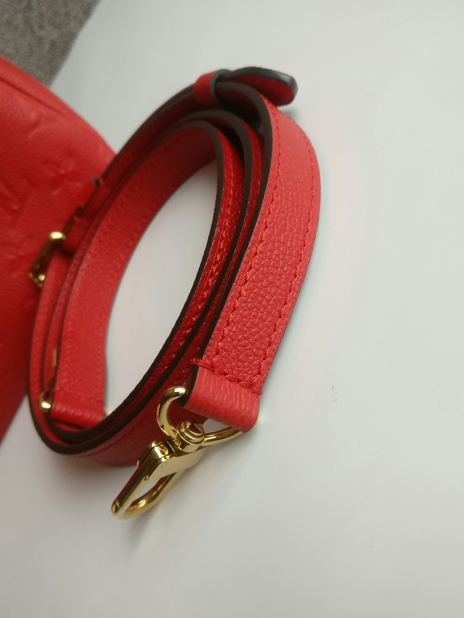 Louis Vuitton Pochette Metis empreinte cherry