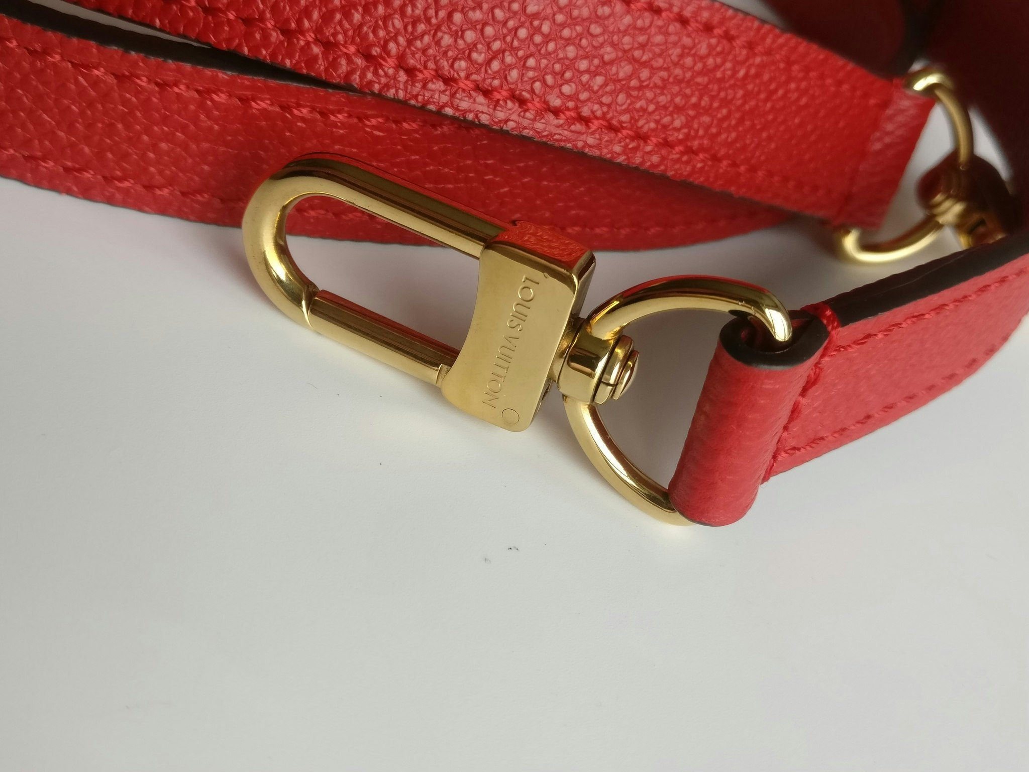 Louis Vuitton Pochette Metis empreinte cherry