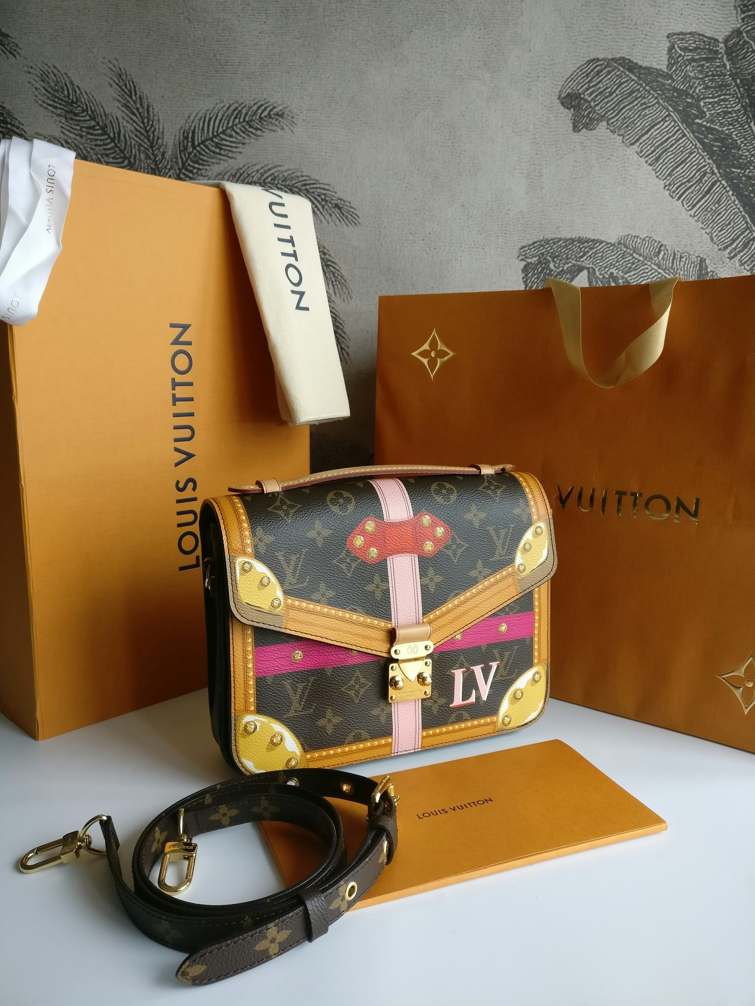 Louis Vuitton Pochette Metis Summer Trunk M43628 : : Clothing &  Accessories