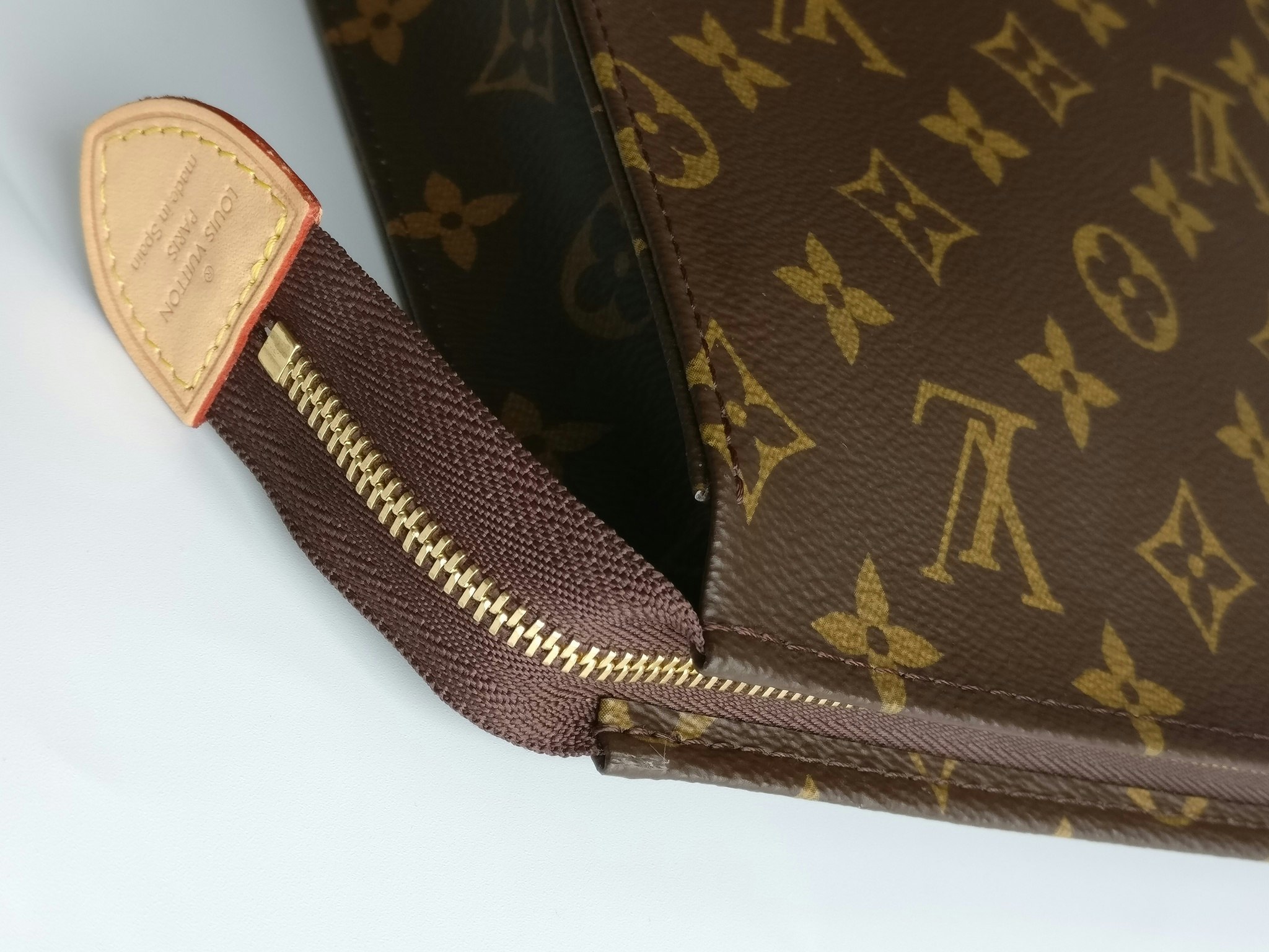 lv toiletry pouch 26 real vs fake