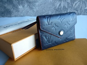 Louis Vuitton Victorine Wallet empreinte marine rouge