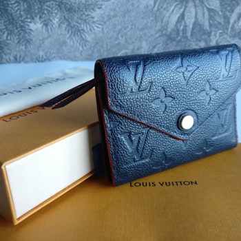 Louis Vuitton Victorine Wallet empreinte marine rouge