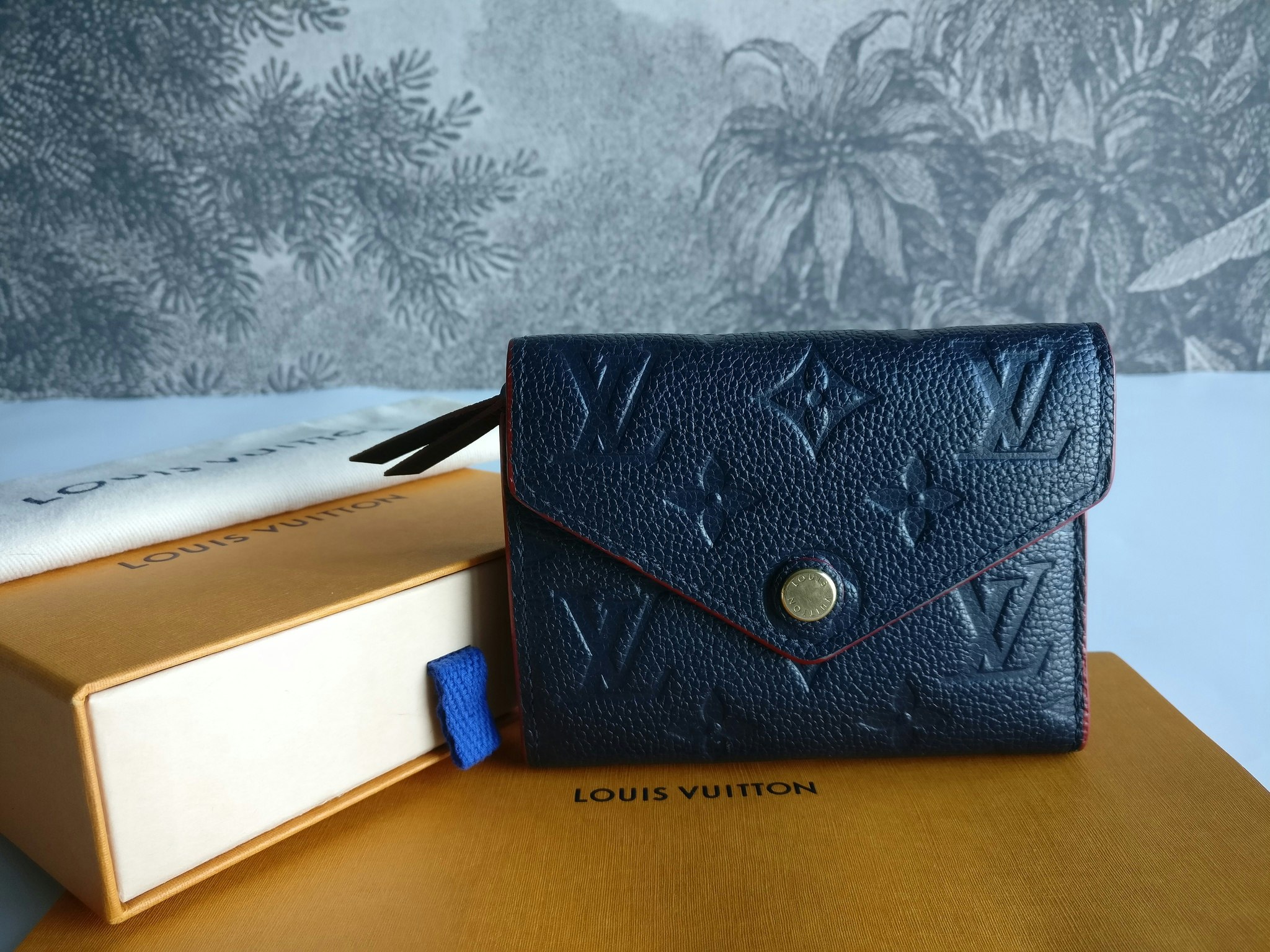 Louis Vuitton Victorine Wallet empreinte marine rouge