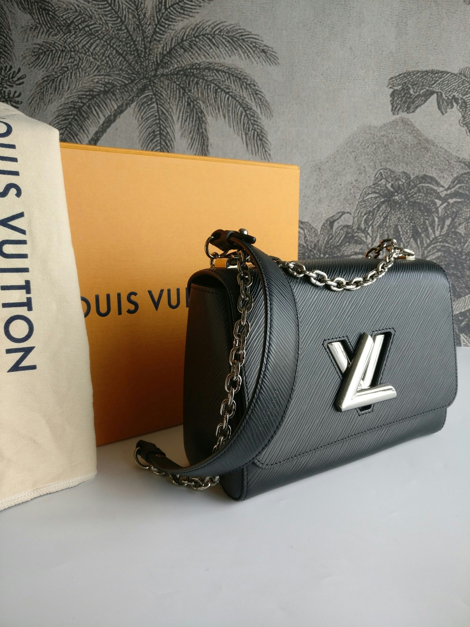 Louis Vuitton twist MM shoulder bag excellent condition durable