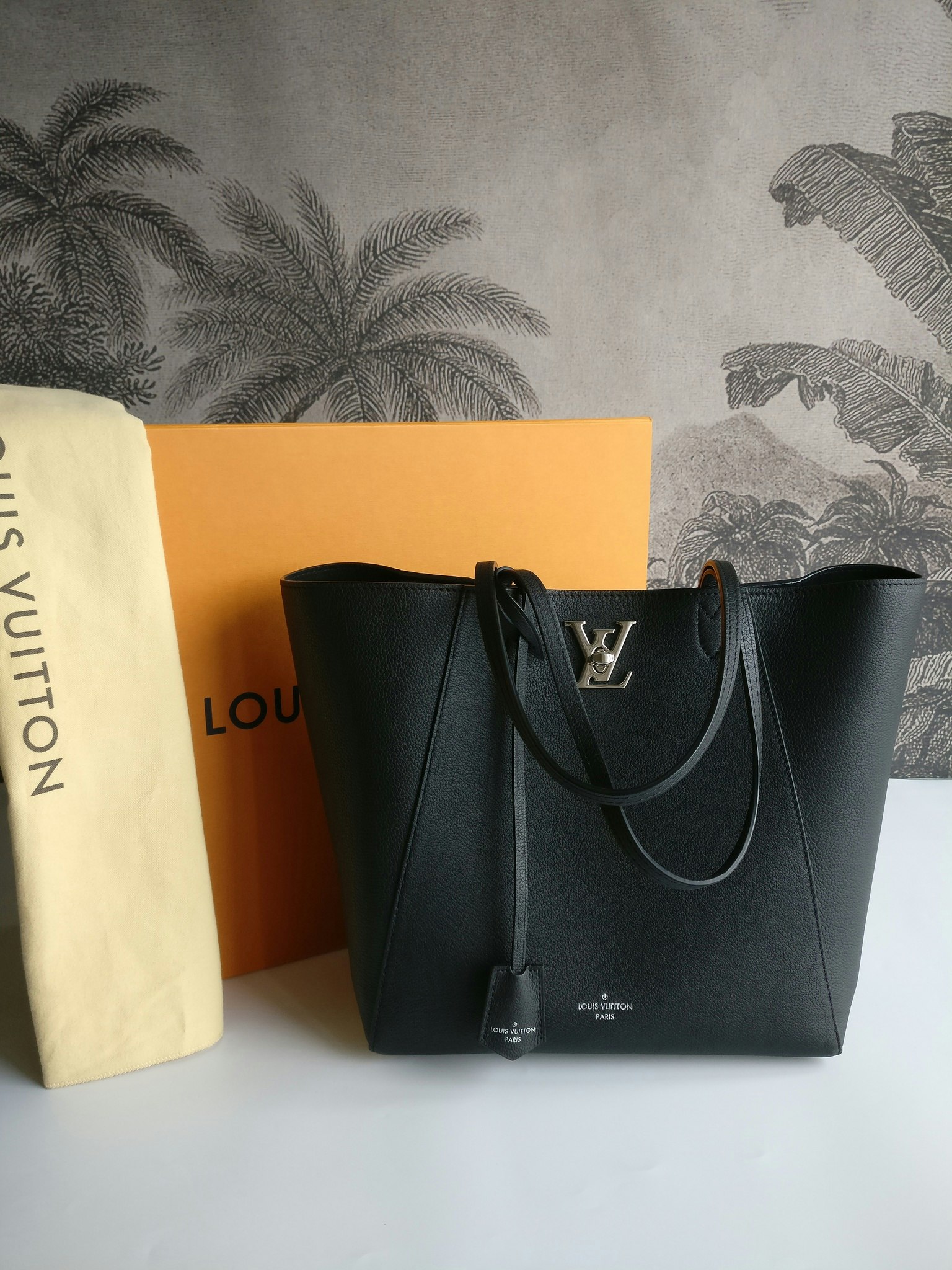 Louis Vuitton Lockme Cabas Leather Black 2279311
