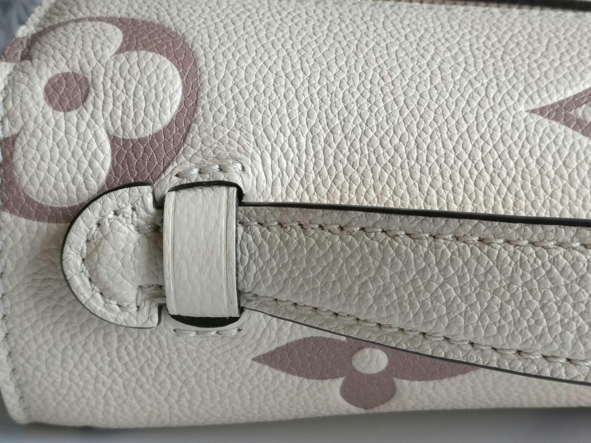 Louis Vuitton Pochette Metis Bicolour Empreinte Creme Bois De Rose