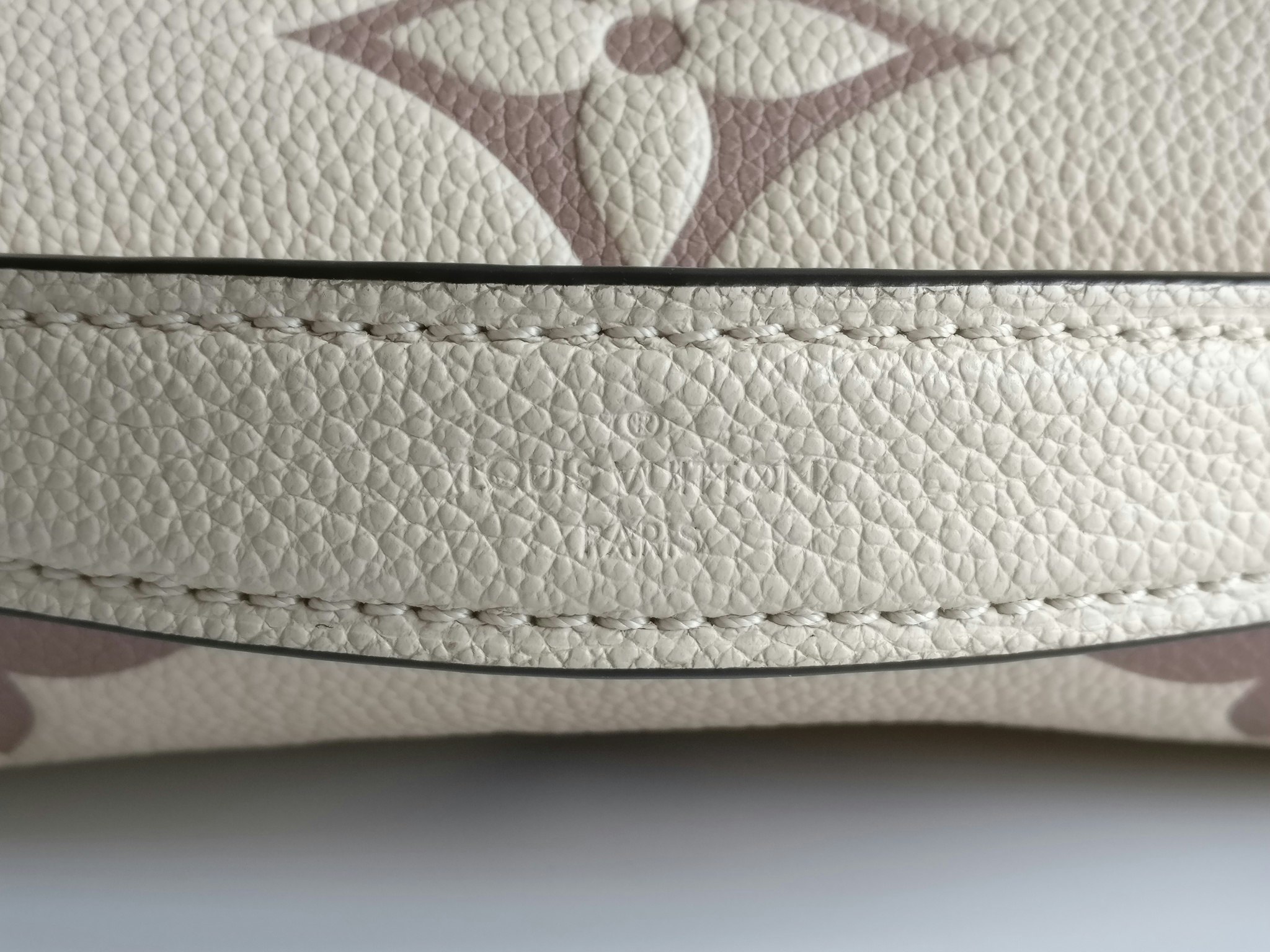 Louis Vuitton Pochette Metis Bicolour Empreinte Creme Bois De Rose