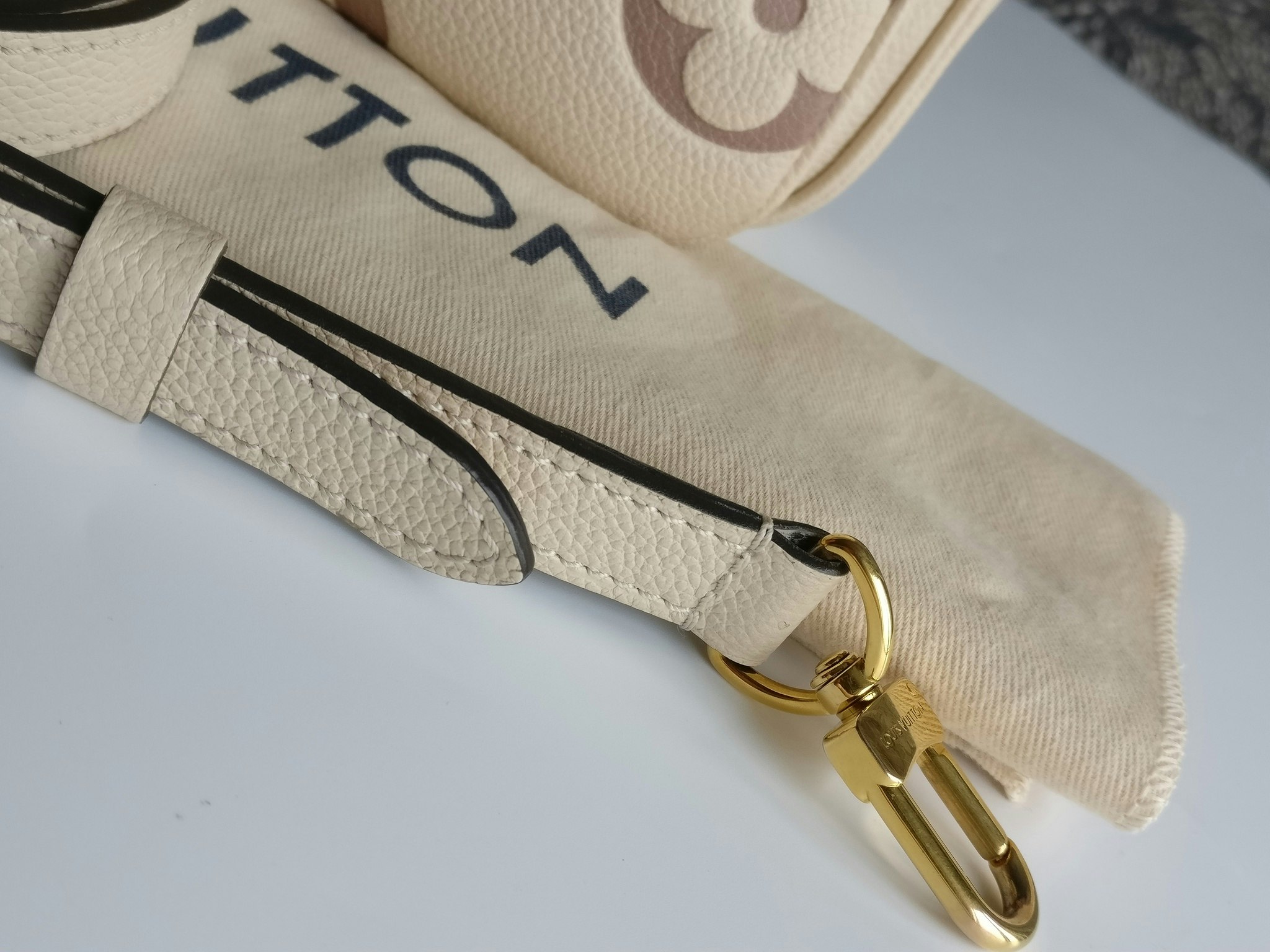 Louis Vuitton Pochette Metis Bicolour Empreinte Creme Bois De Rose