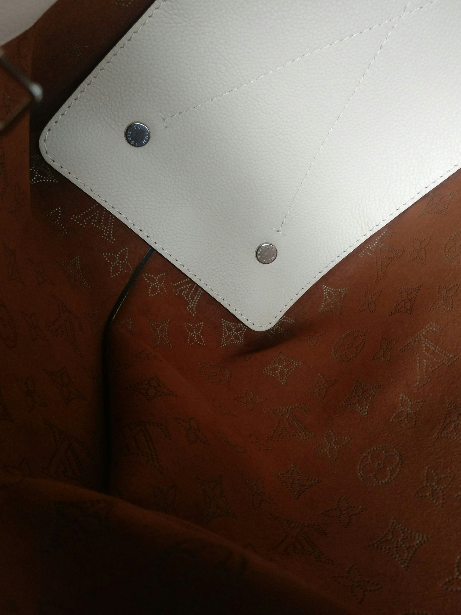 Louis Vuitton Carmel Hobo Creme