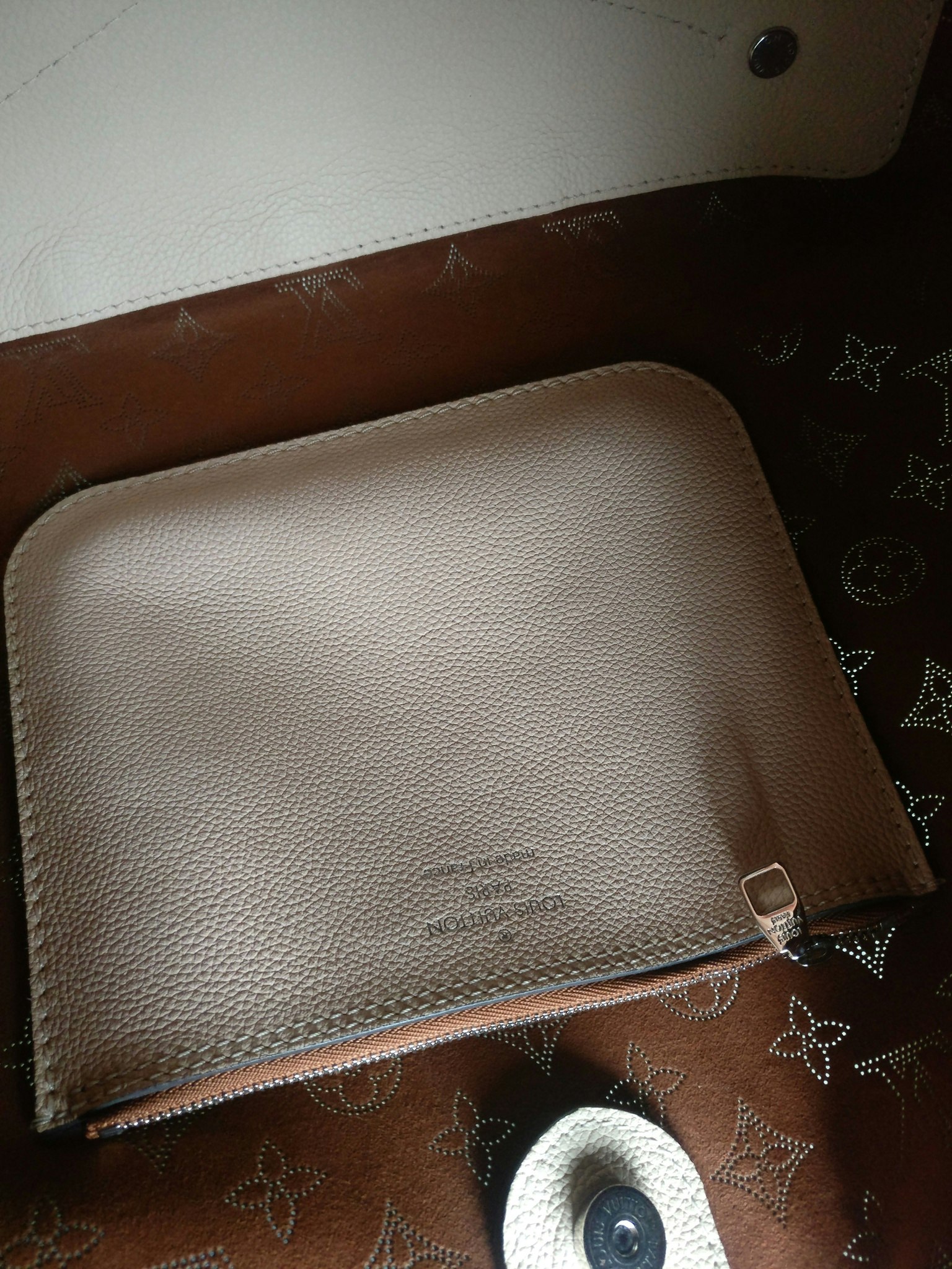 Louis Vuitton Carmel Hobo Creme