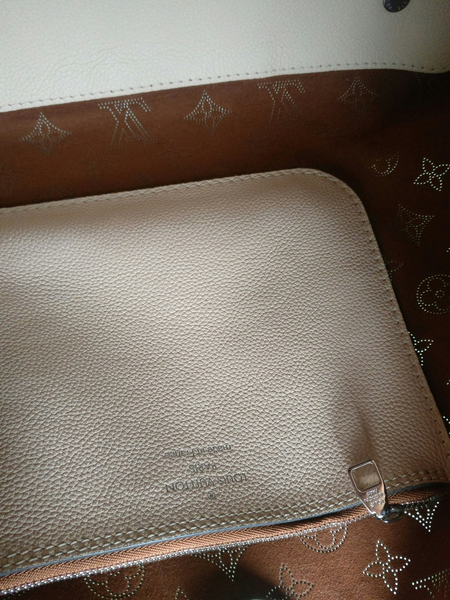 Louis Vuitton Carmel Hobo Creme