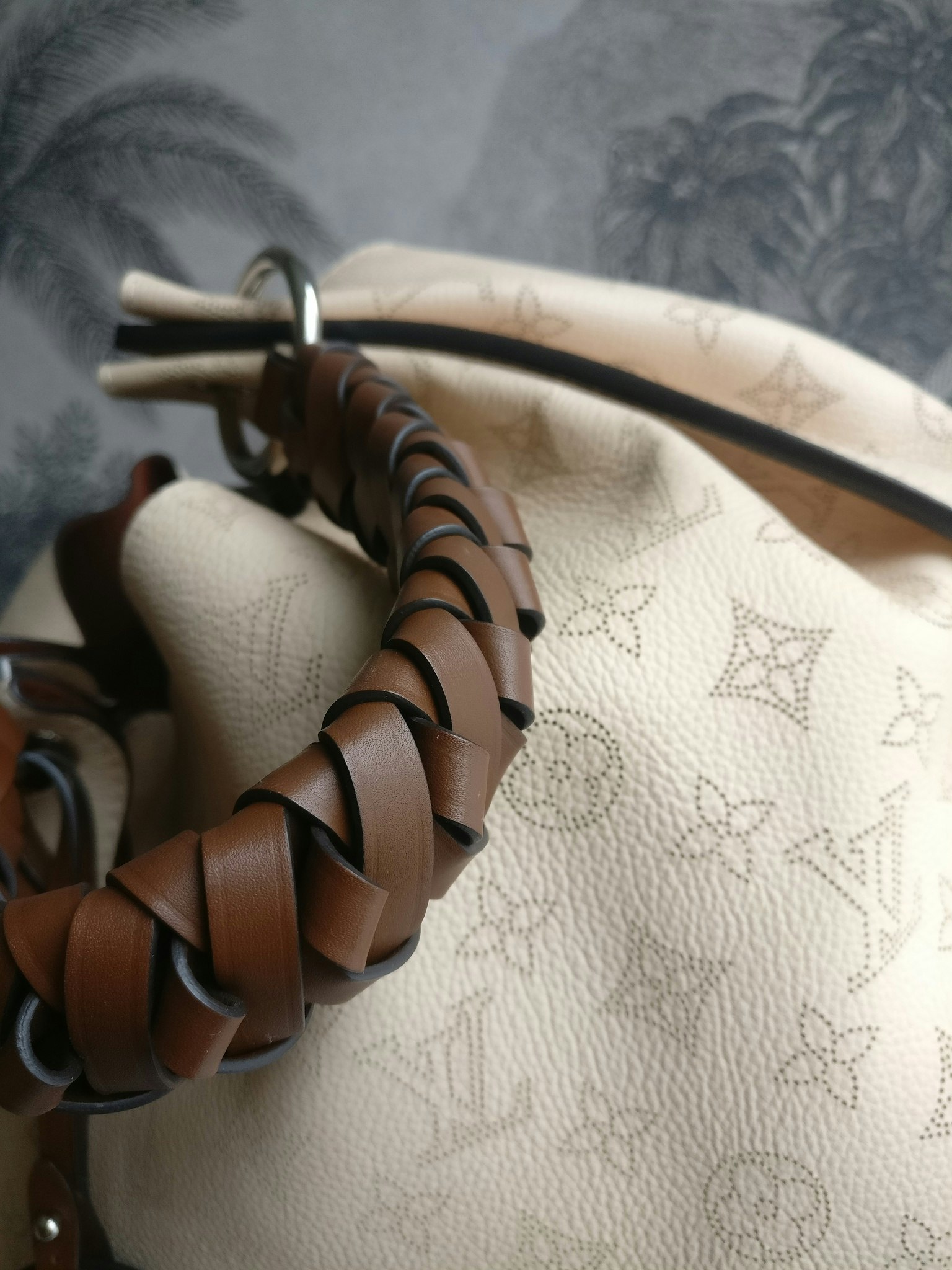 Louis Vuitton Carmel Hobo Creme