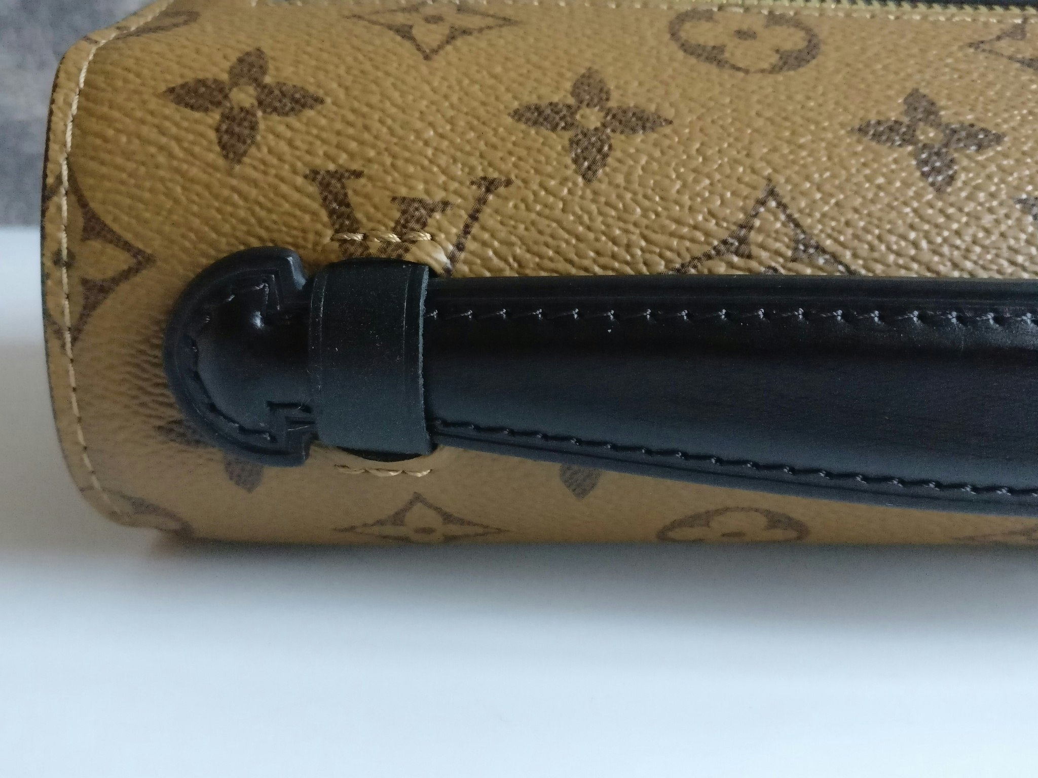 Louis Vuitton Pochette Metis Reverse Monogram