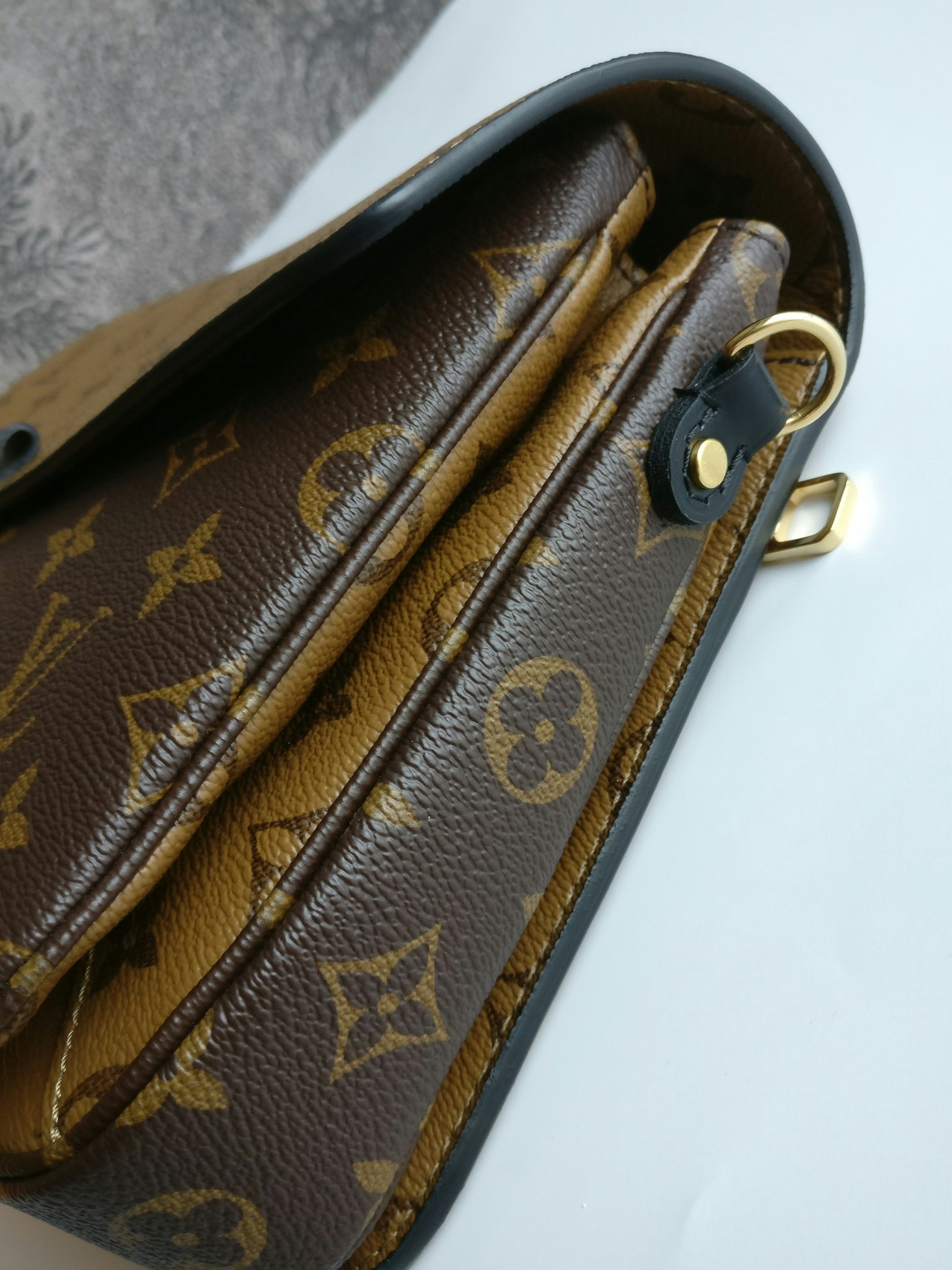 Louis Vuitton Pochette Metis Reverse Monogram