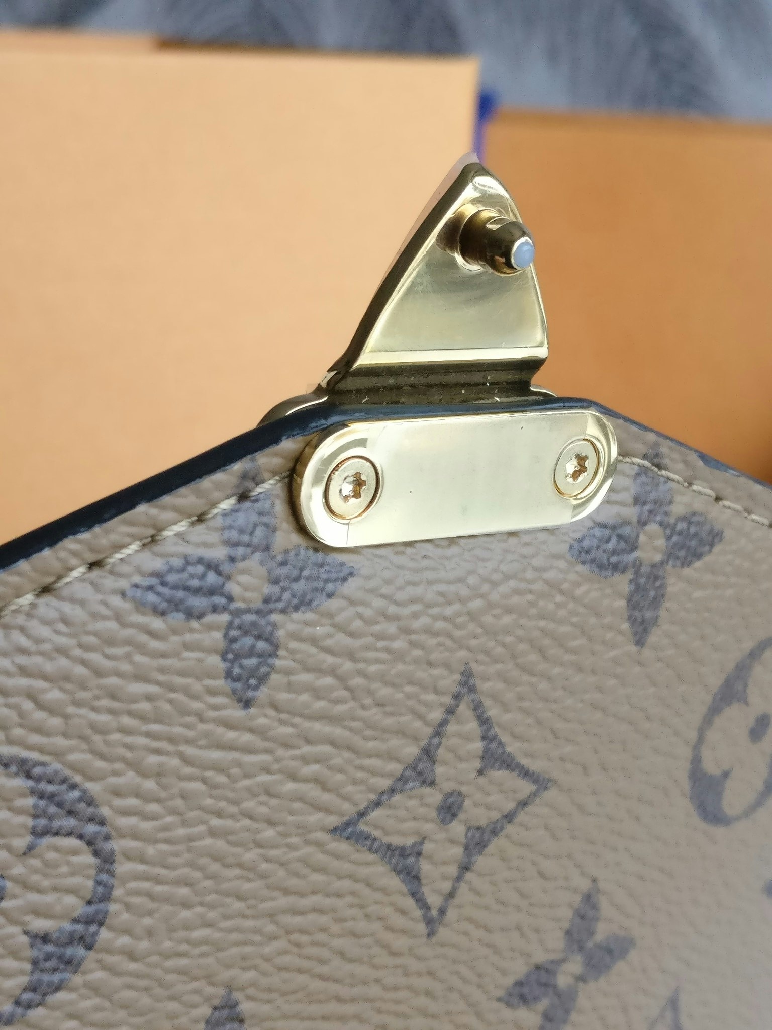 Louis Vuitton Pochette Metis Reverse Monogram