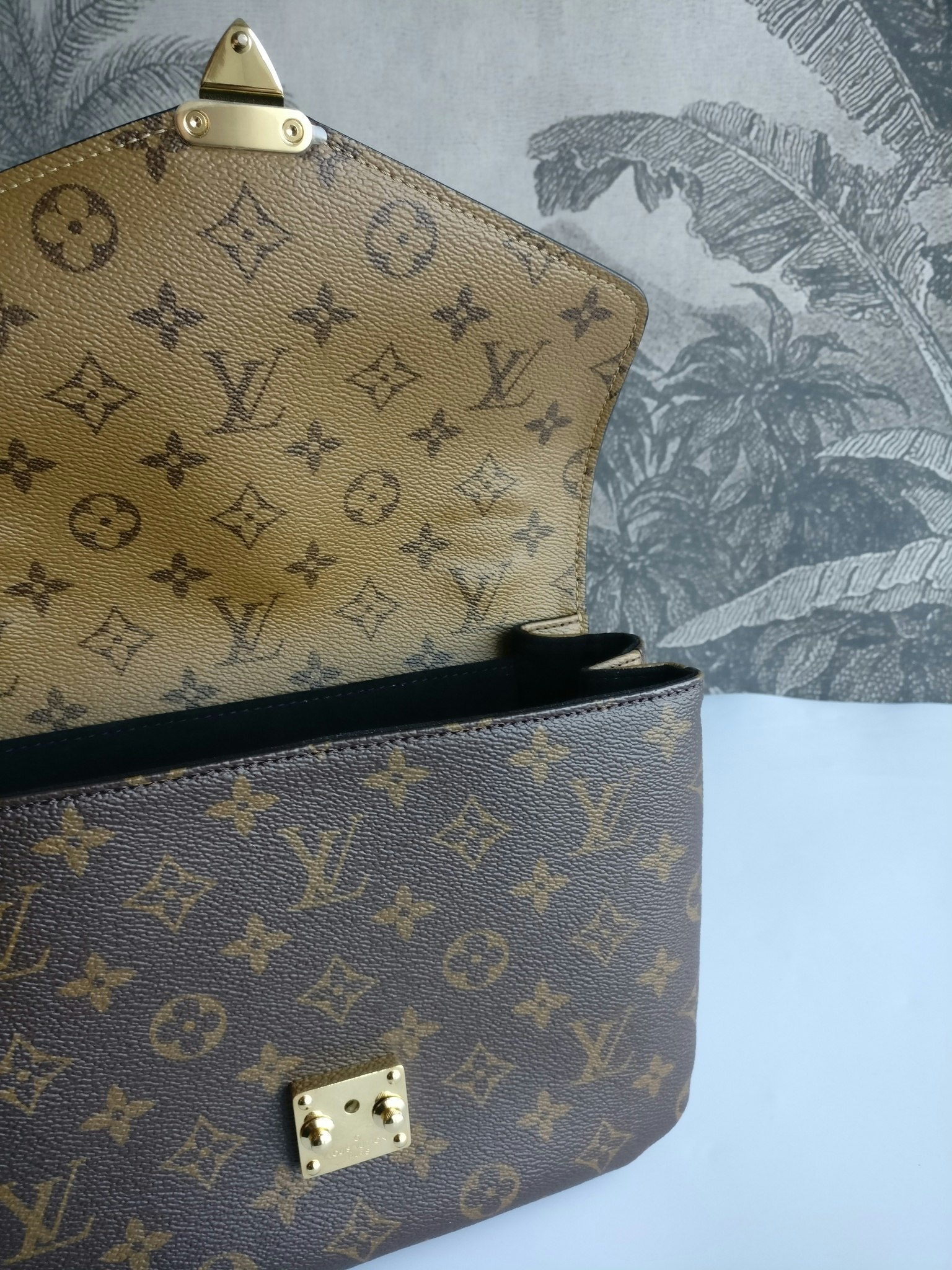 Louis Vuitton Pochette Metis Reverse Monogram