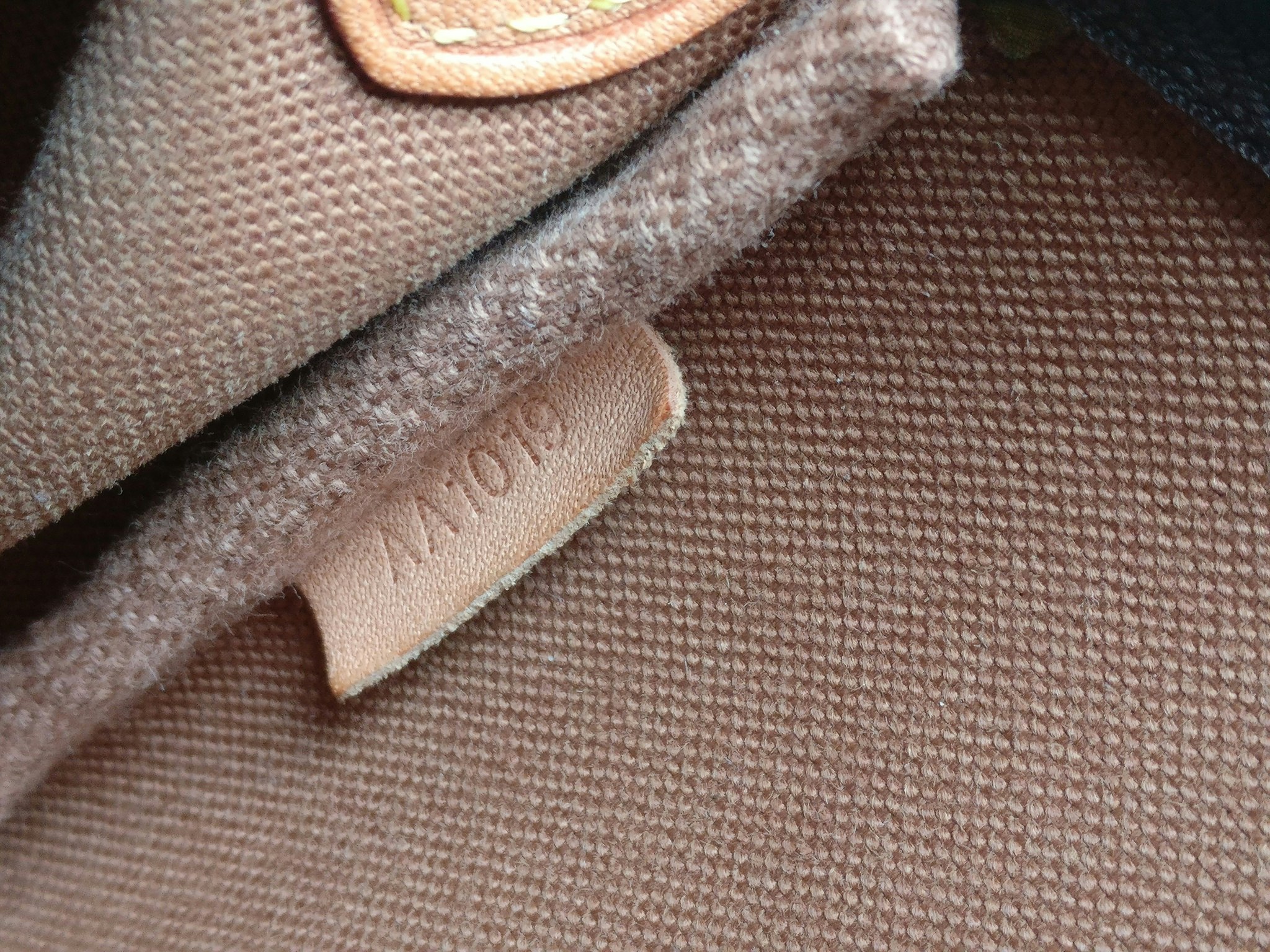 Louis Vuitton Eva with defect on zipper