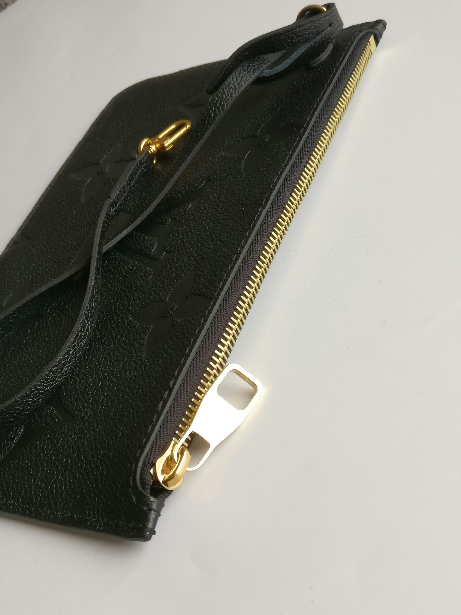 Louis Vuitton Neverfull empreinte clutch