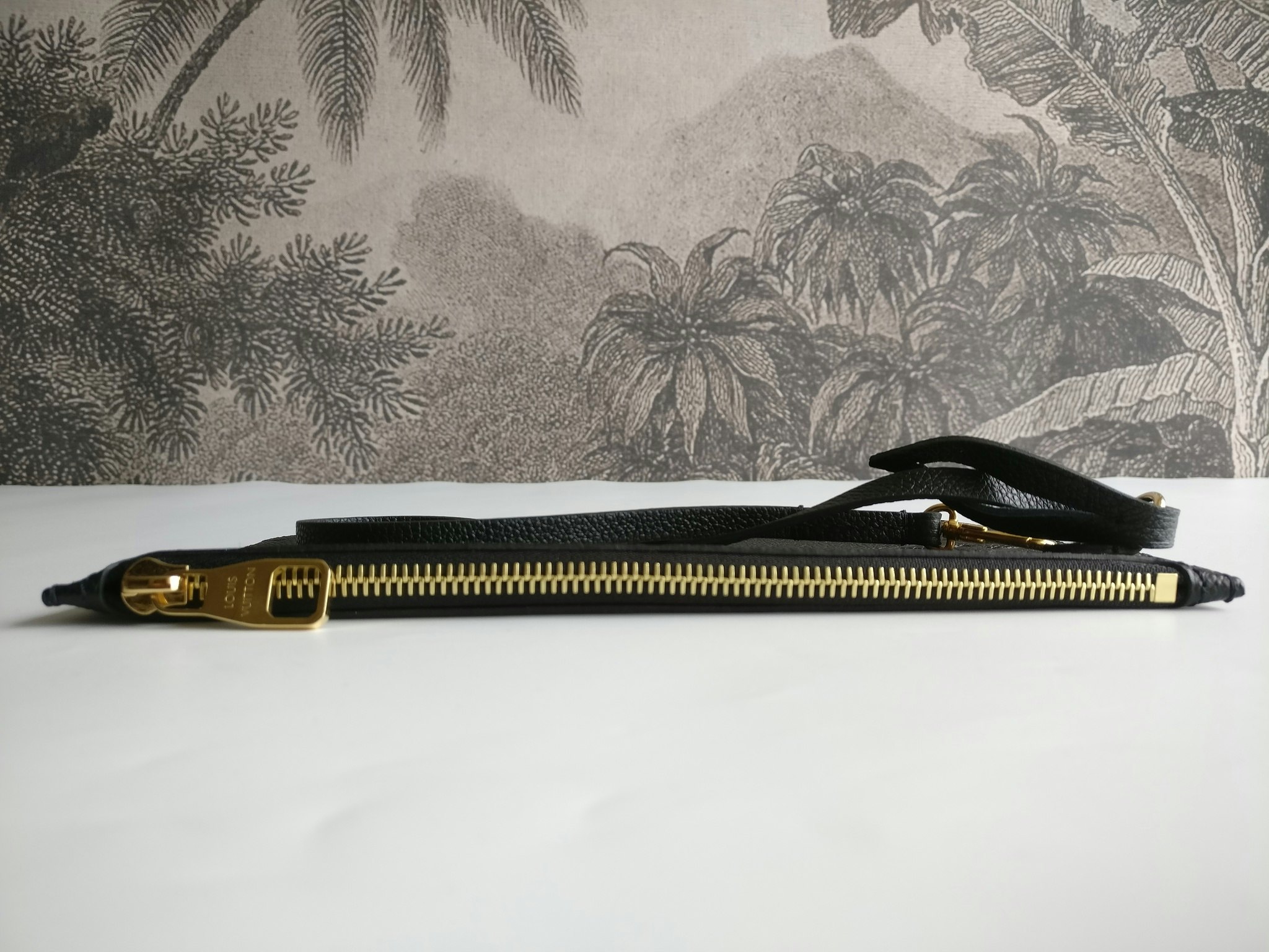 Louis Vuitton Neverfull empreinte clutch
