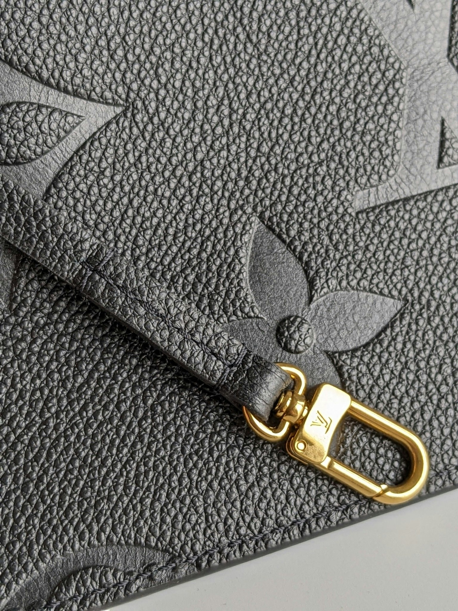 Louis Vuitton Neverfull empreinte clutch