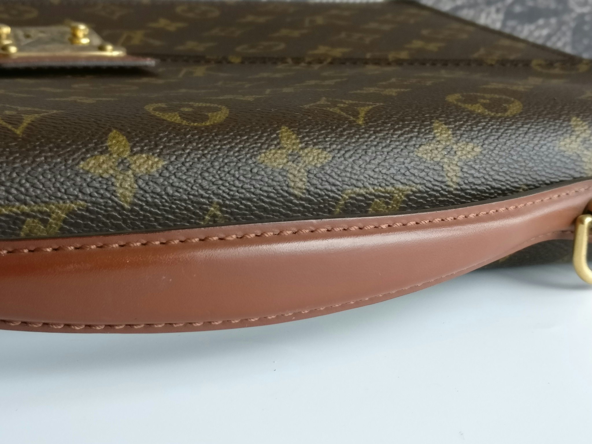 Louis Vuitton Porte Documents Bandouliere