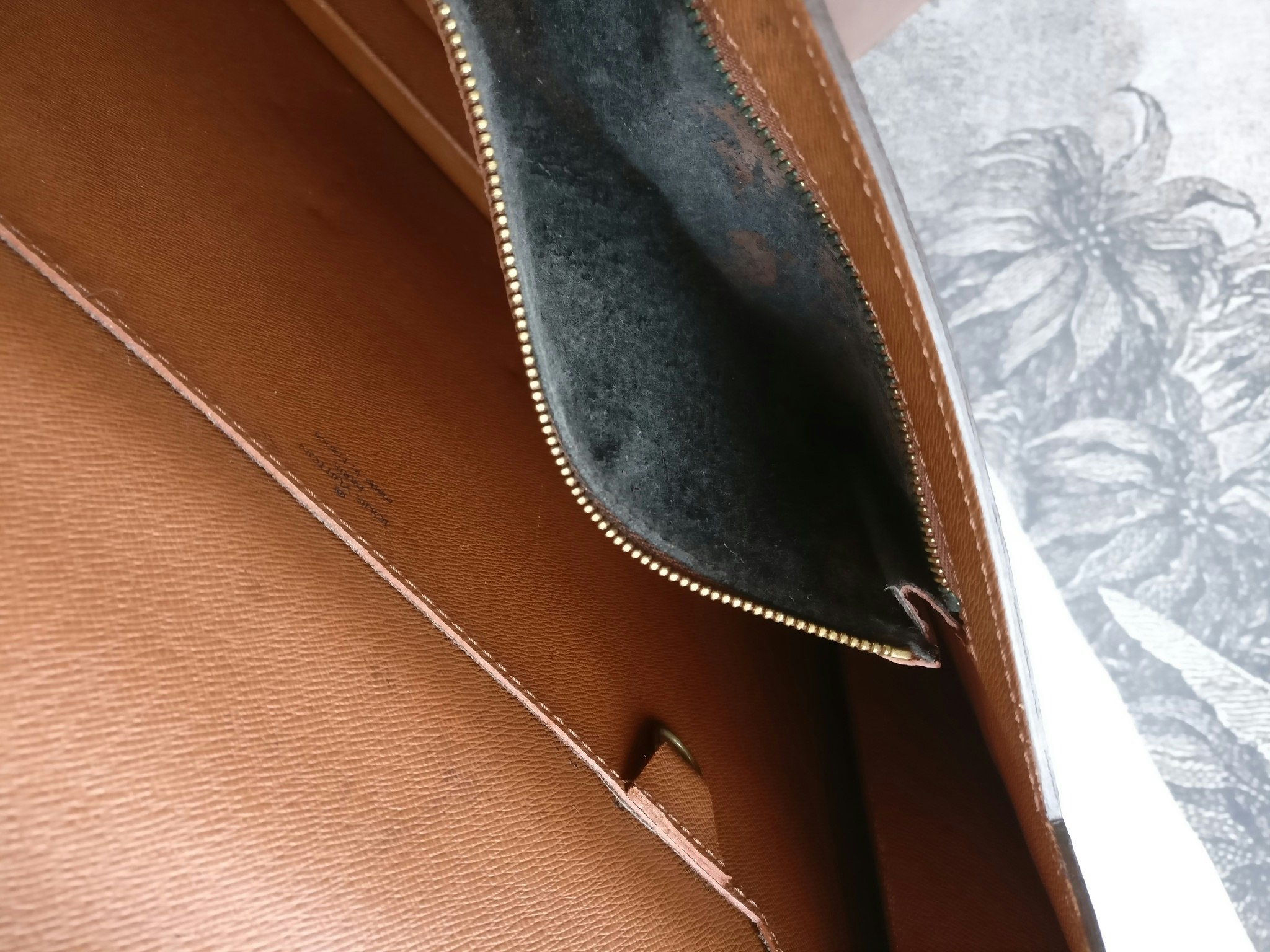 Louis Vuitton Porte Documents Bandouliere