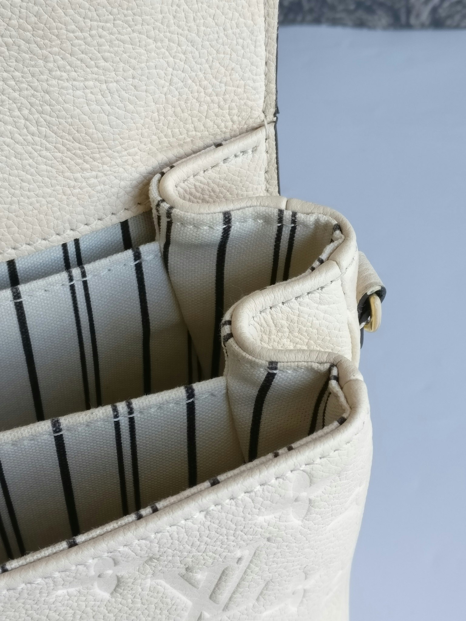 Louis Vuitton Pochette Metis empreinte