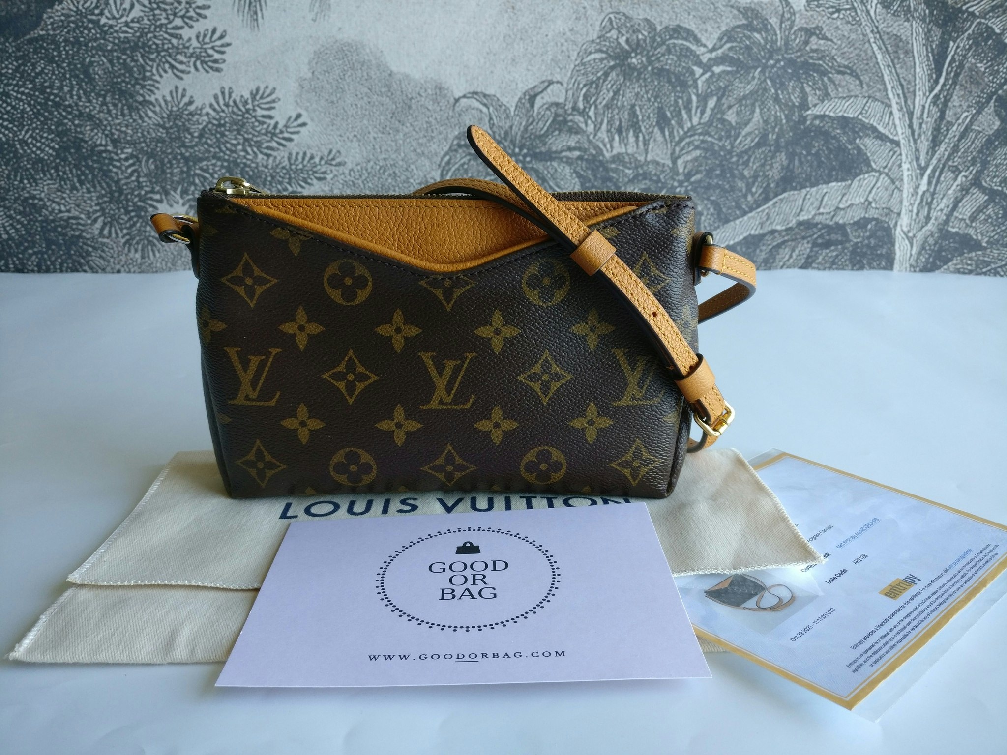 Louis Vuitton Pochette Pallas Uniformes