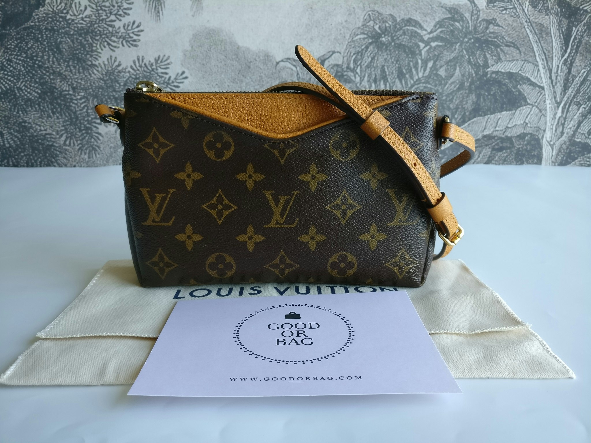 Louis Vuitton Pochette Pallas Uniformes