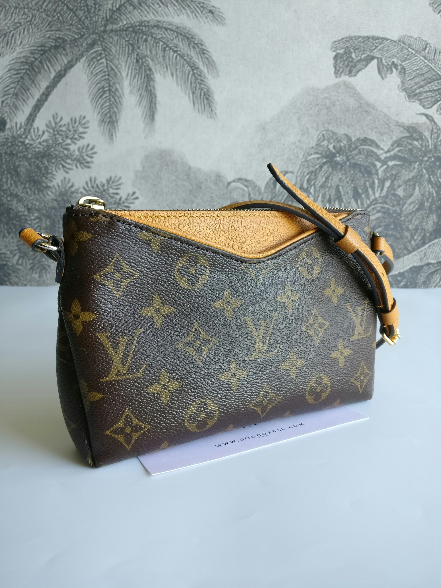 Louis Vuitton Pochette Pallas Uniformes