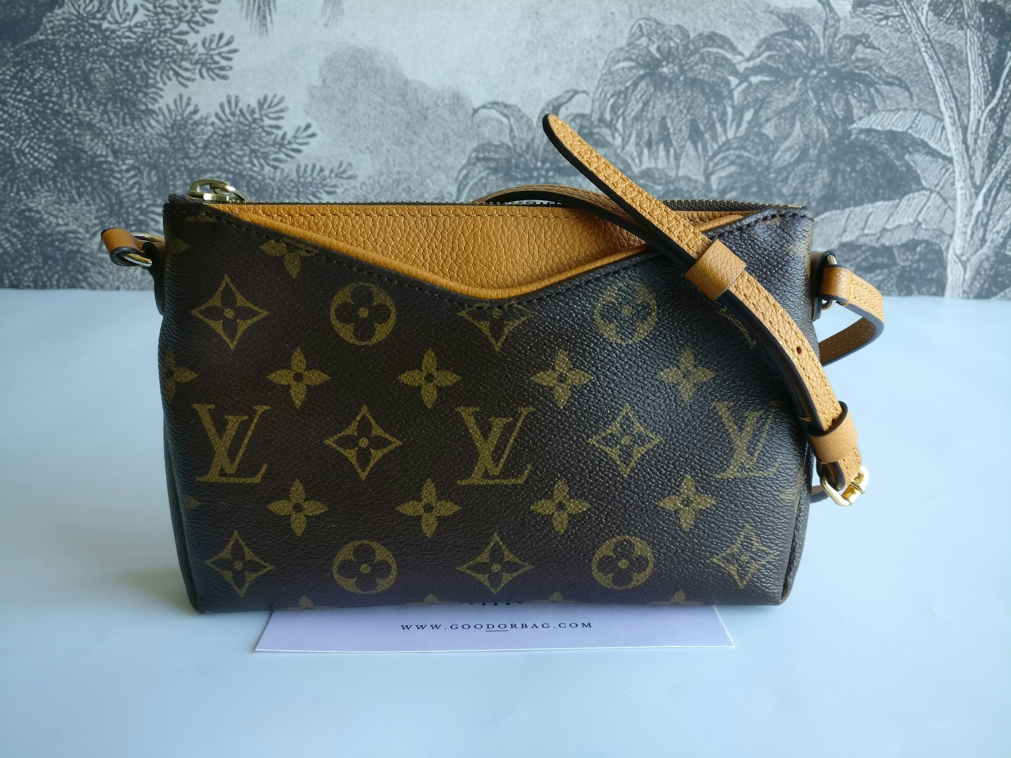 Louis Vuitton Pochette Pallas Uniformes