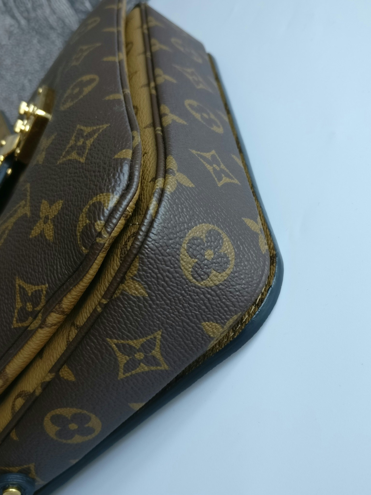 Louis Vuitton Pochette Metis Reverse Monogram