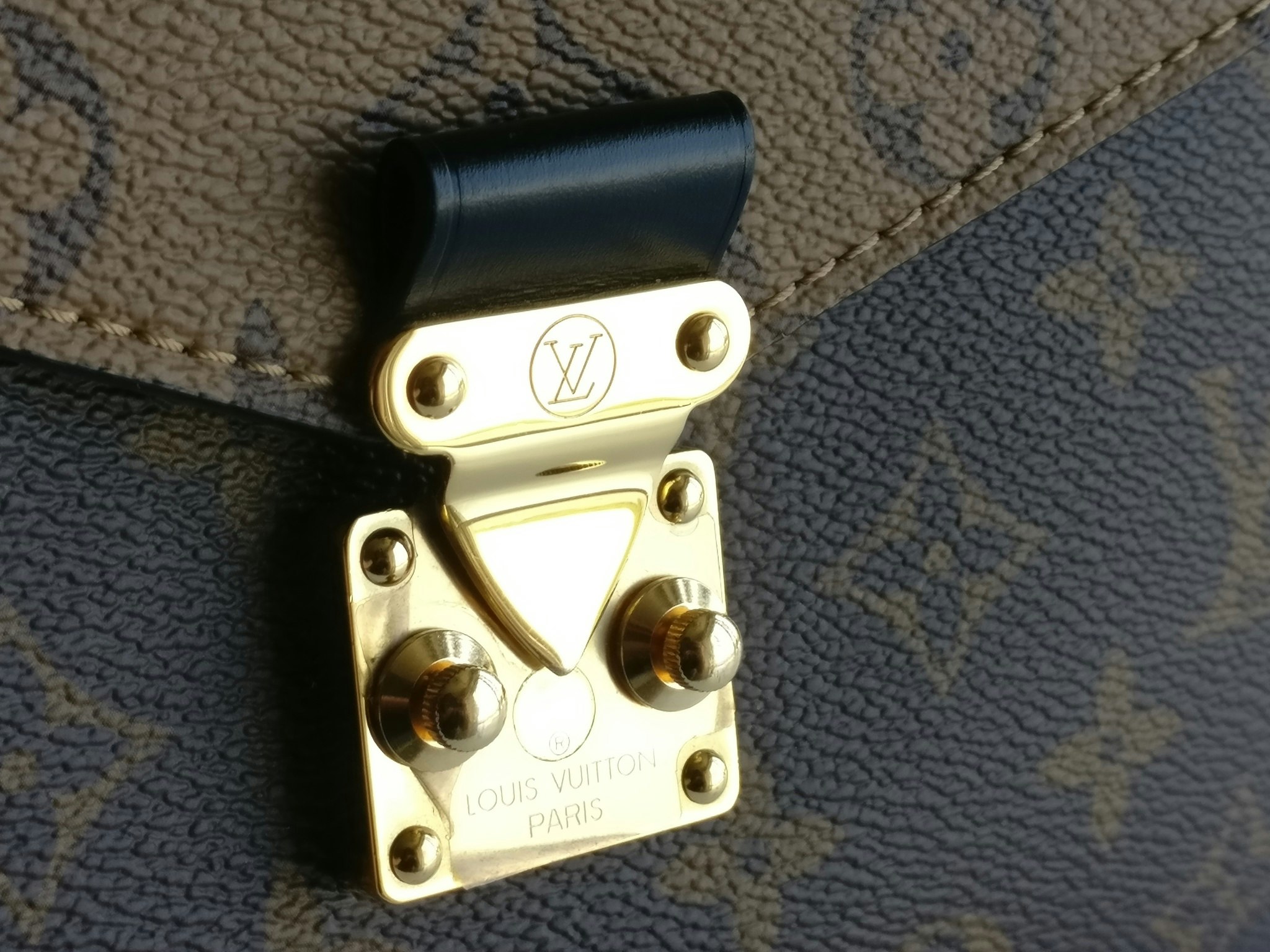 Louis Vuitton Pochette Metis Reverse Monogram