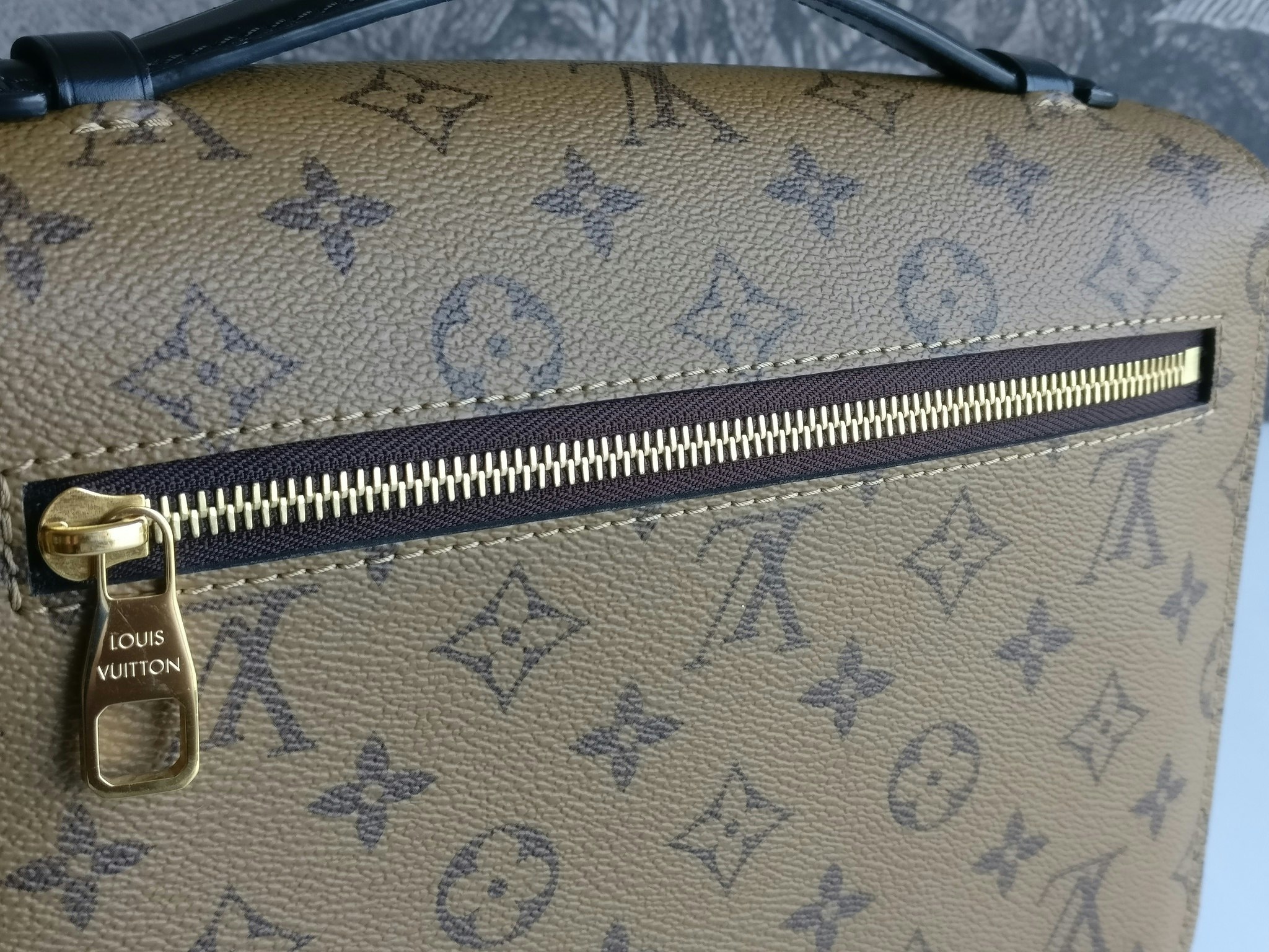 Louis Vuitton Pochette Metis Reverse Monogram
