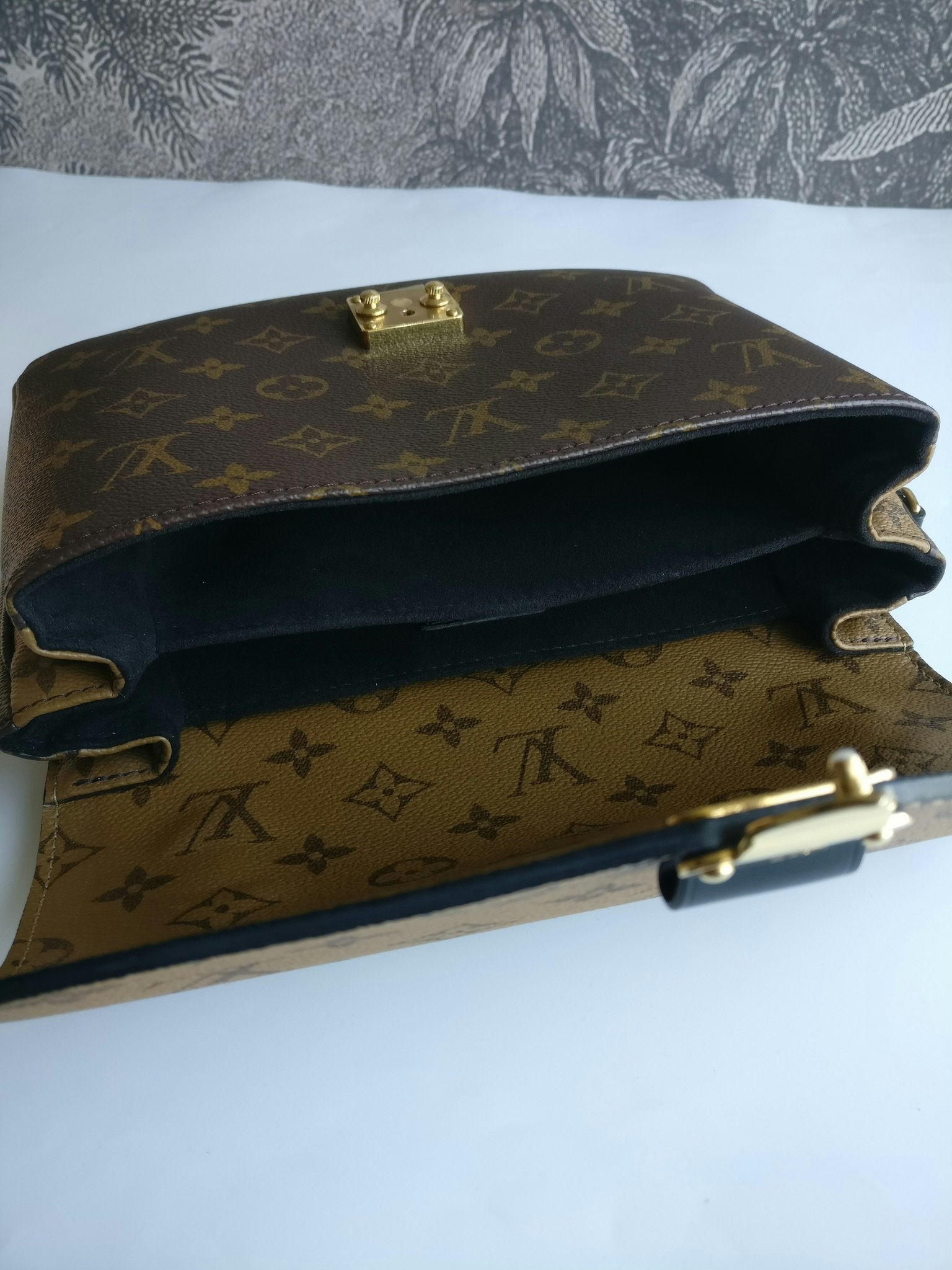 Louis Vuitton Pochette Metis Reverse Monogram