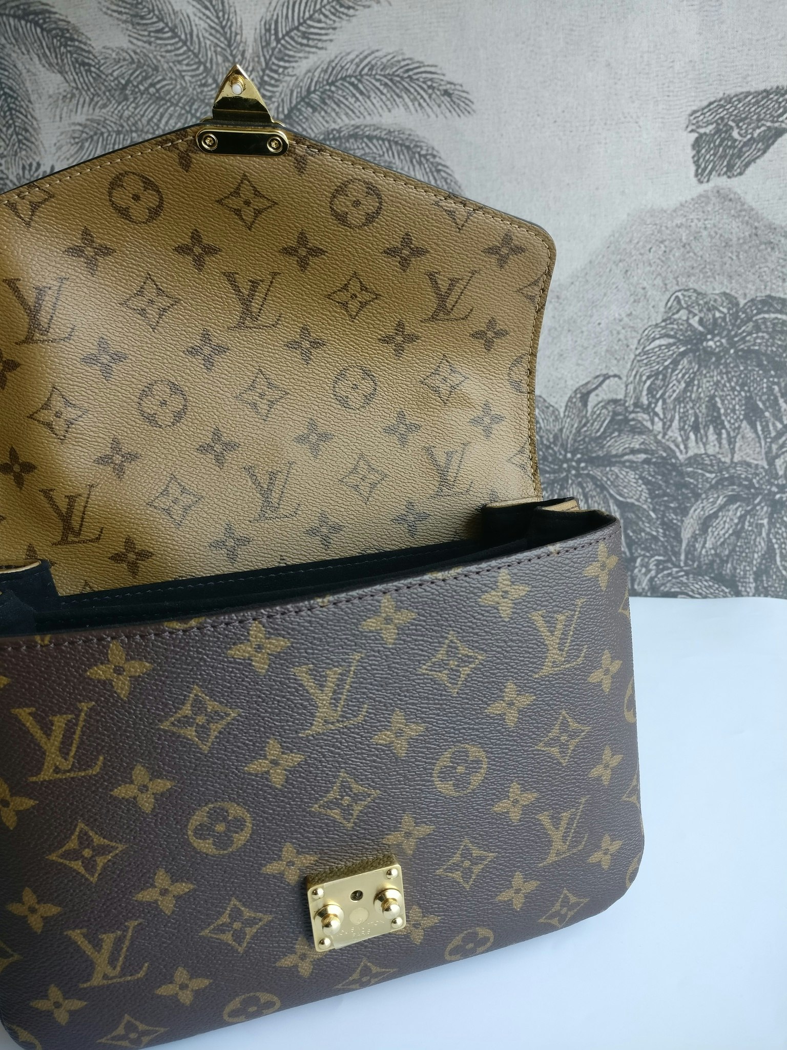 Louis Vuitton Pochette Metis Reverse Monogram