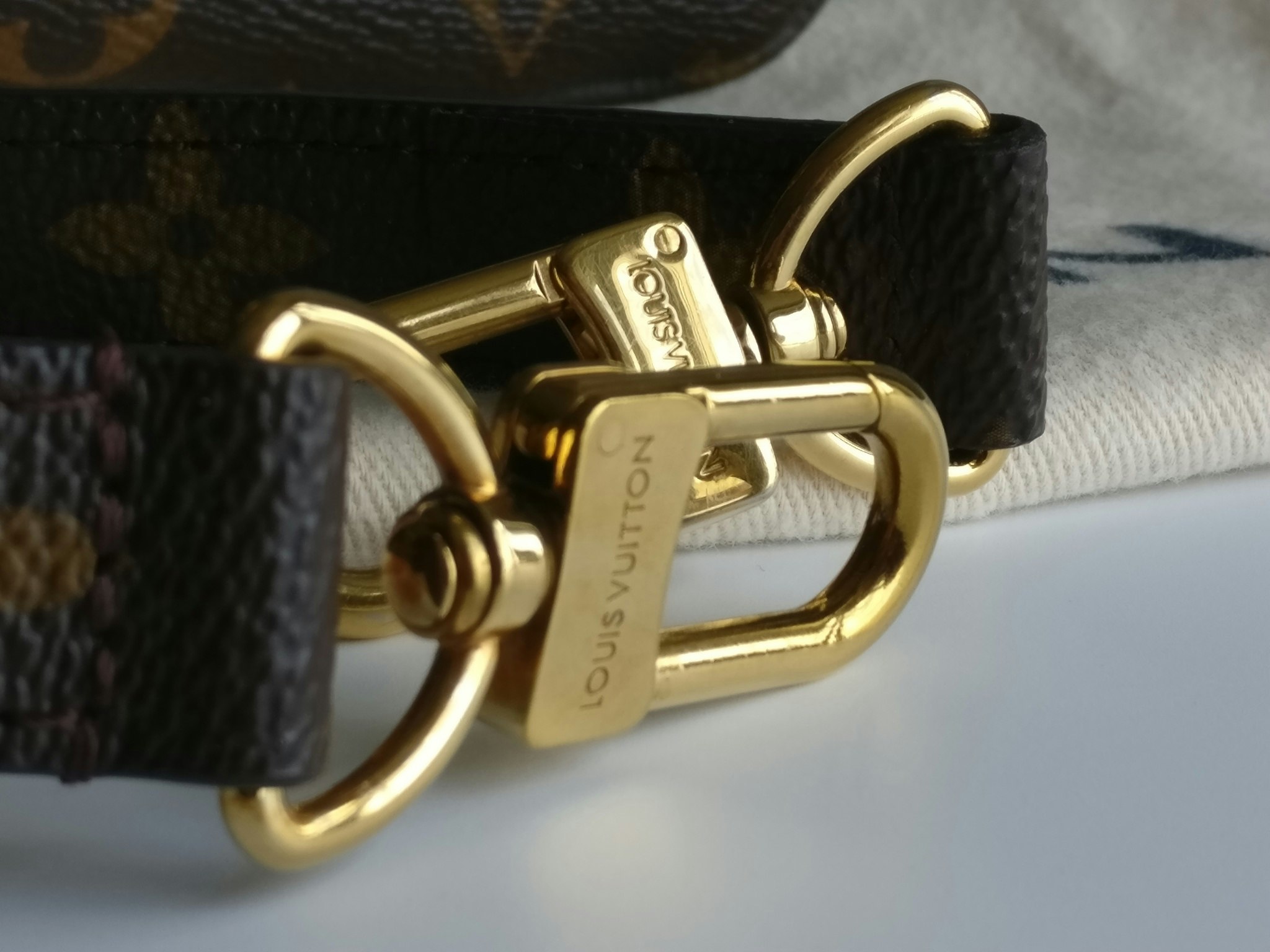 Louis Vuitton Pochette Metis