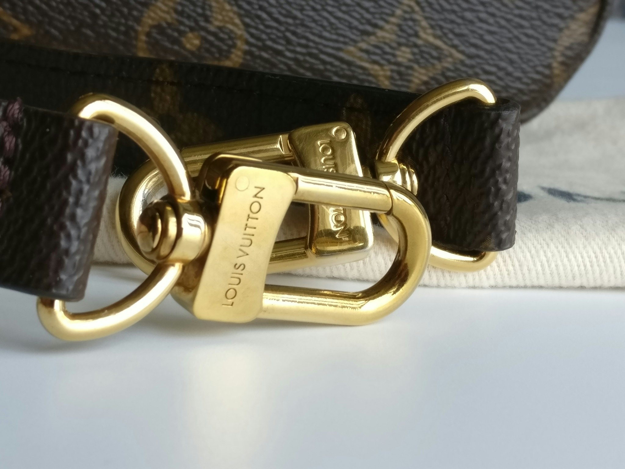 Louis Vuitton Pochette Metis