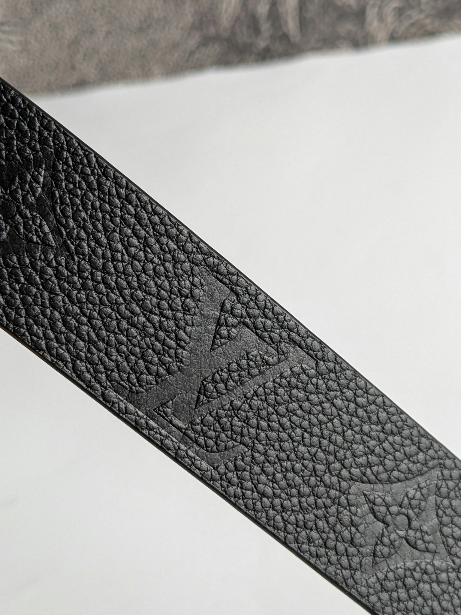 Louis Vuitton LV Iconic 30mm Reversible belt empreinte