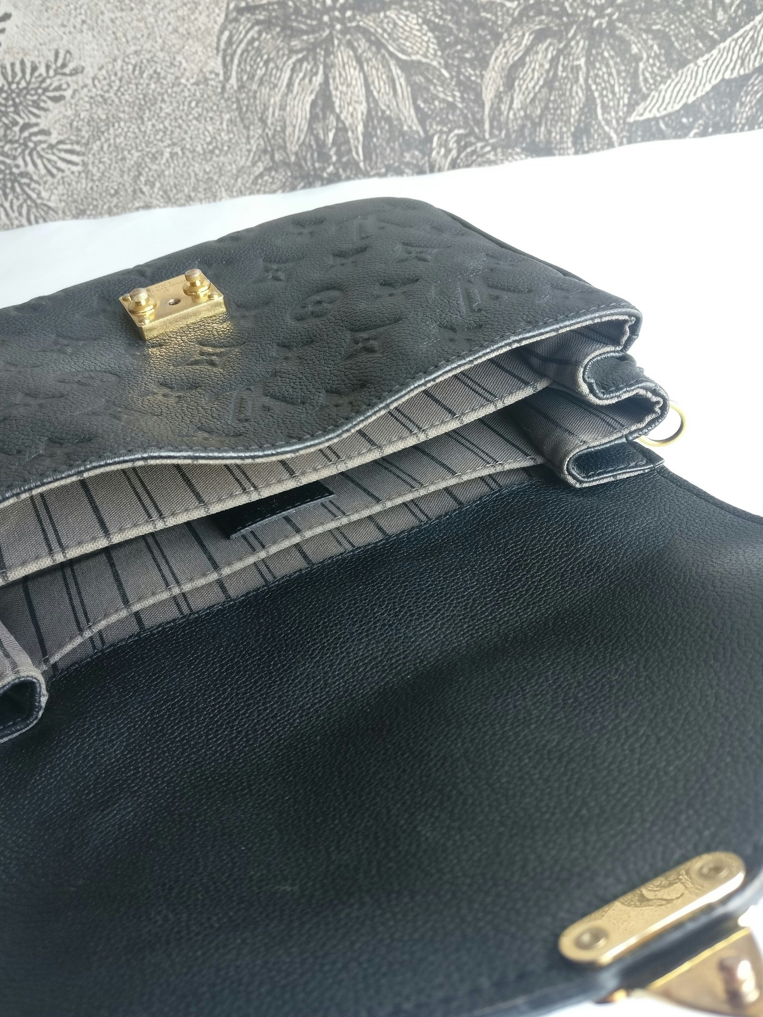 Louis Vuitton Pochette Metis black empreinte