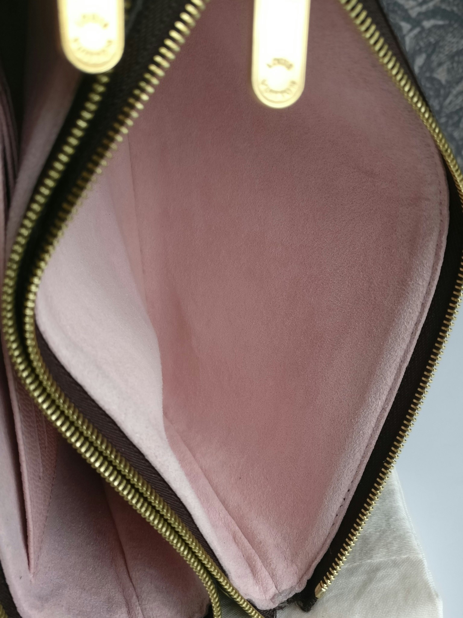 Louis Vuitton  Double Zip Pochette Illustre