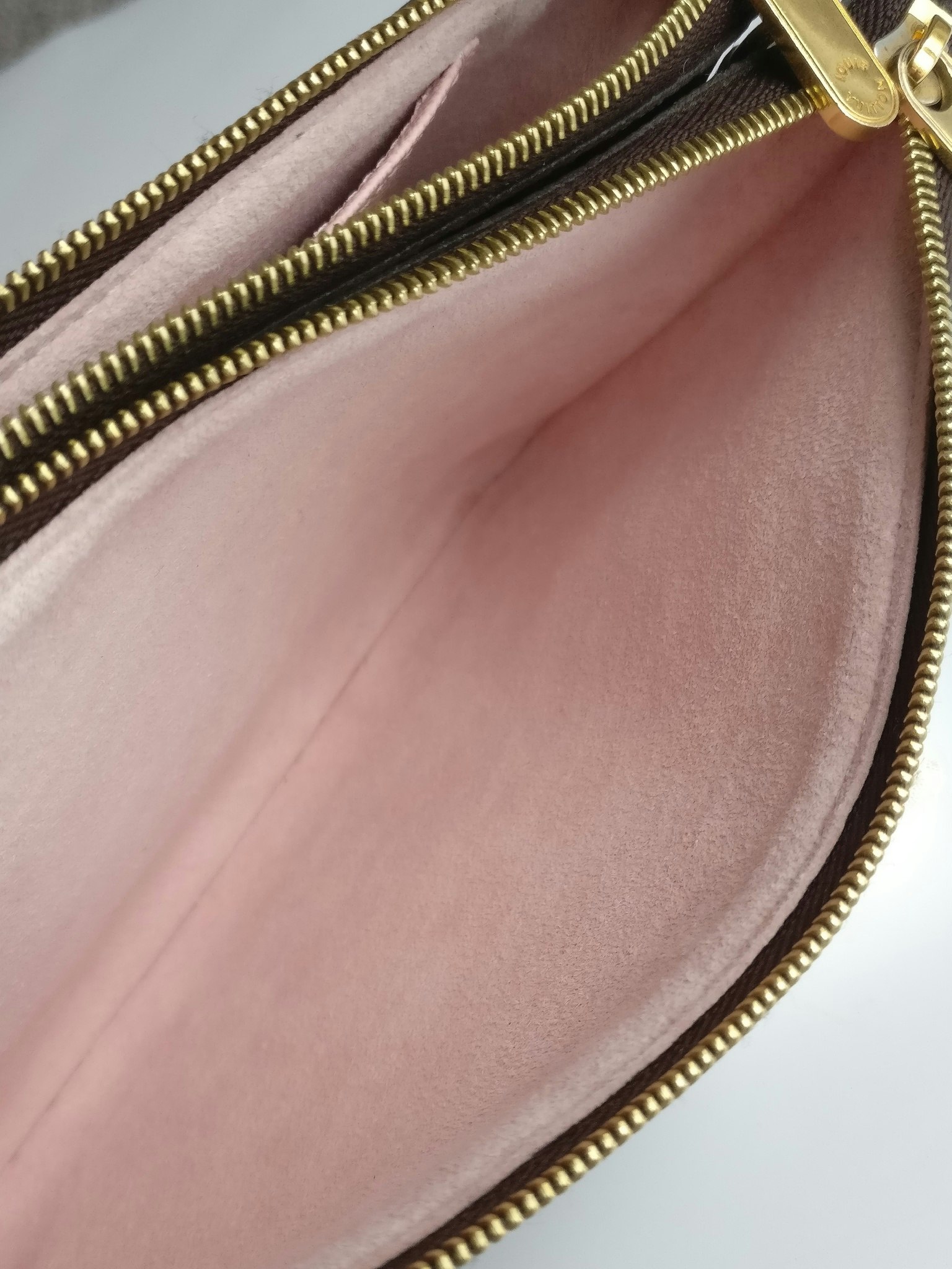 Louis Vuitton  Double Zip Pochette Illustre