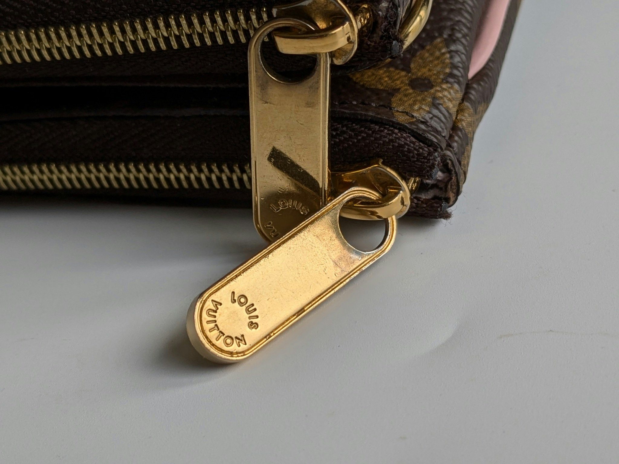 Louis Vuitton  Double Zip Pochette Illustre