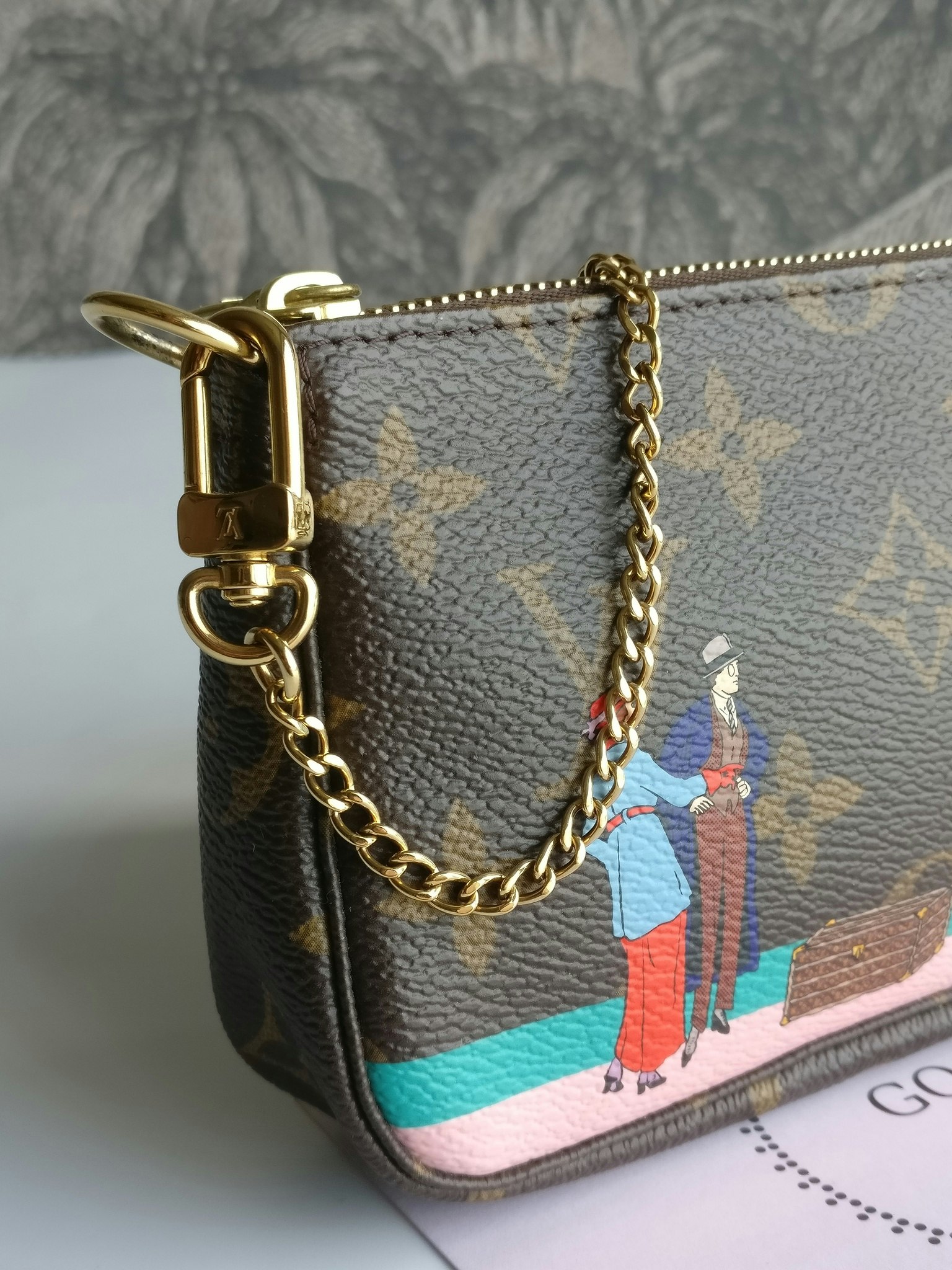 Louis Vuitton Mini Pochette Illustre