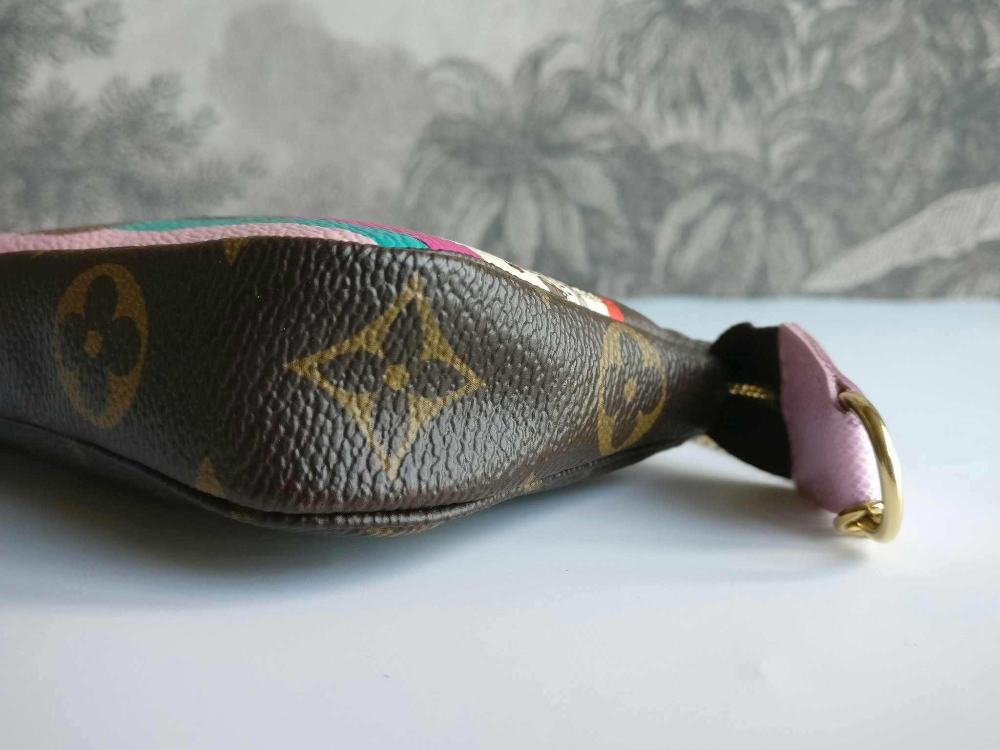 Louis Vuitton Mini Pochette Illustre